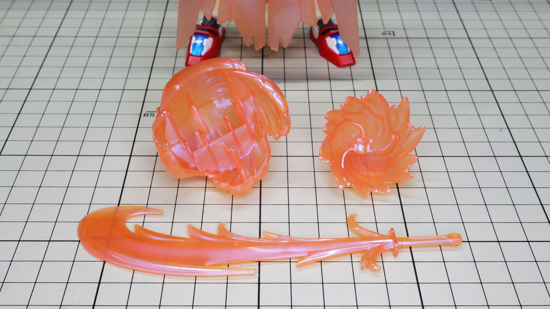 キック用は本来脚自体に組付けます。太刀は柄の部分が一体化しているので組み換えはありません