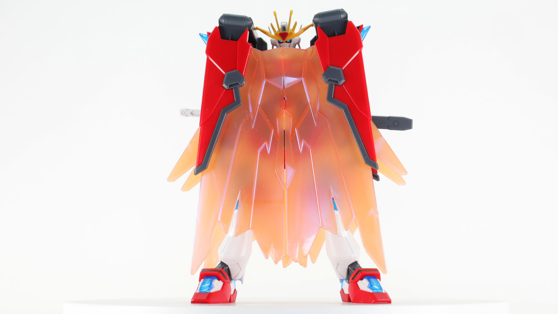 リオが「マスターガンダム……？」とつぶやいたようにマントのモチーフはまさに『機動武闘伝Gガンダム』に登場する「マスターガンダム」を彷彿とさせます