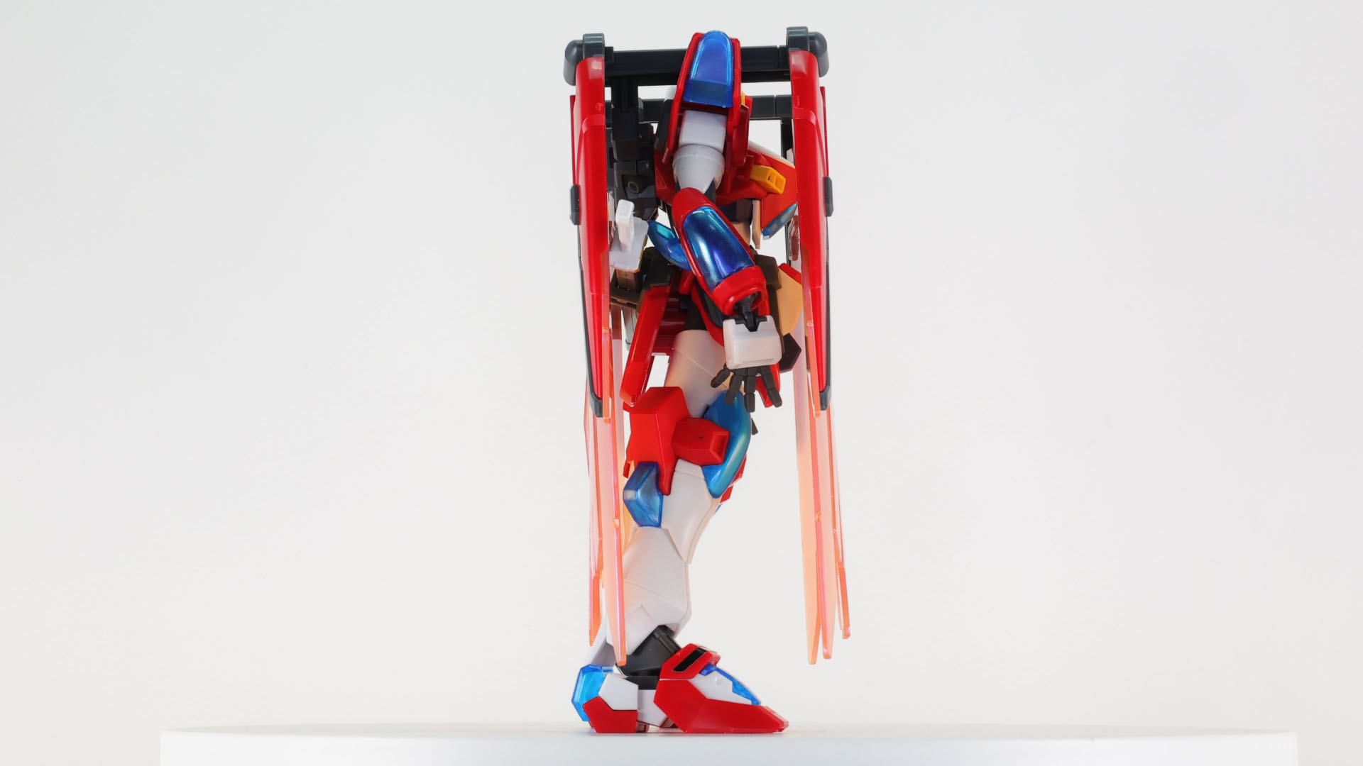 大きな接続アームによってマントは前後に展開させることができます