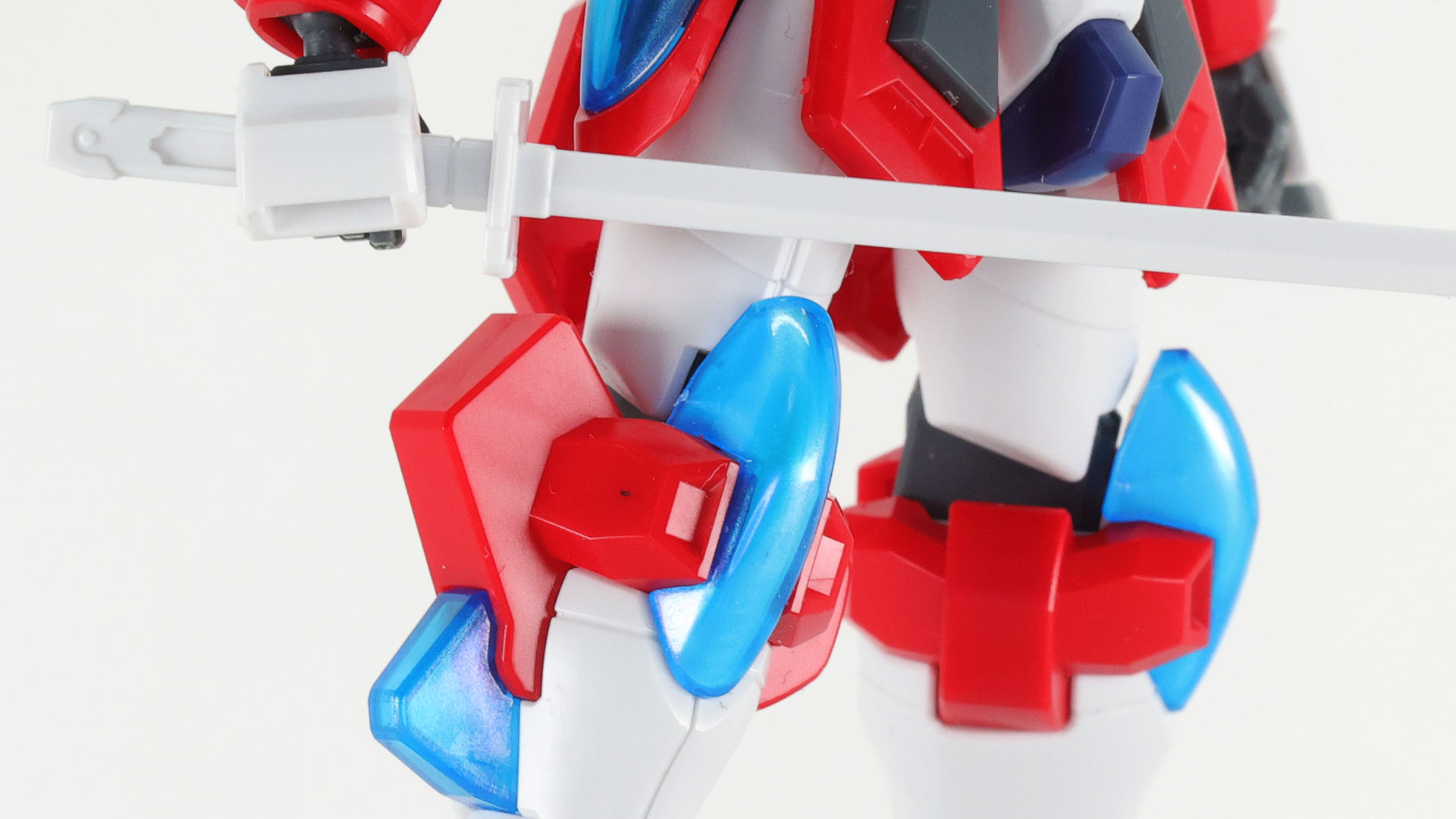 膝と膝横の複雑な面構成、クリアパーツでの質感の違いが楽しい