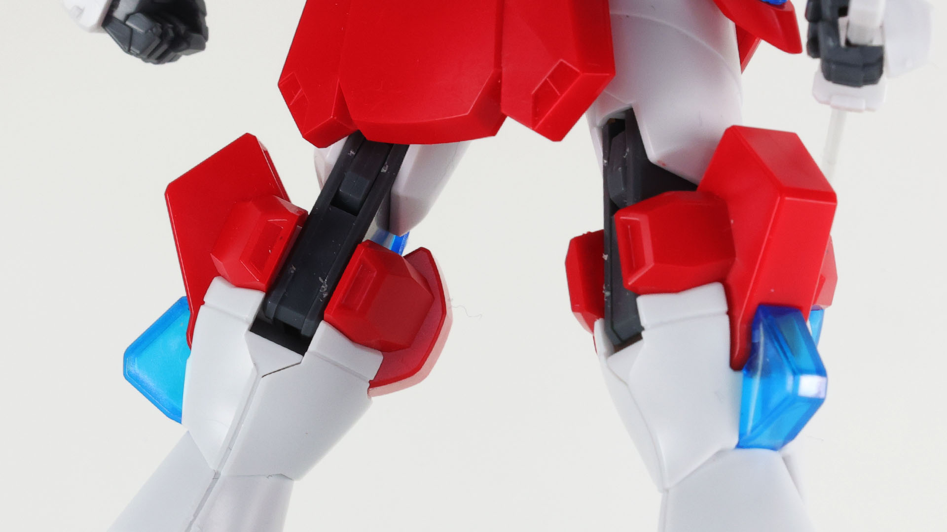 膝の2重関節の可動性能高めるために大きく溝が設計されています