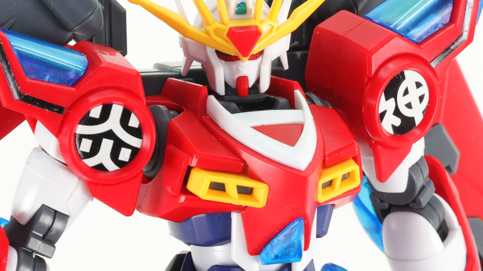 上半身の複雑な面構成と黄色いダクトのディテールがすばらしいです