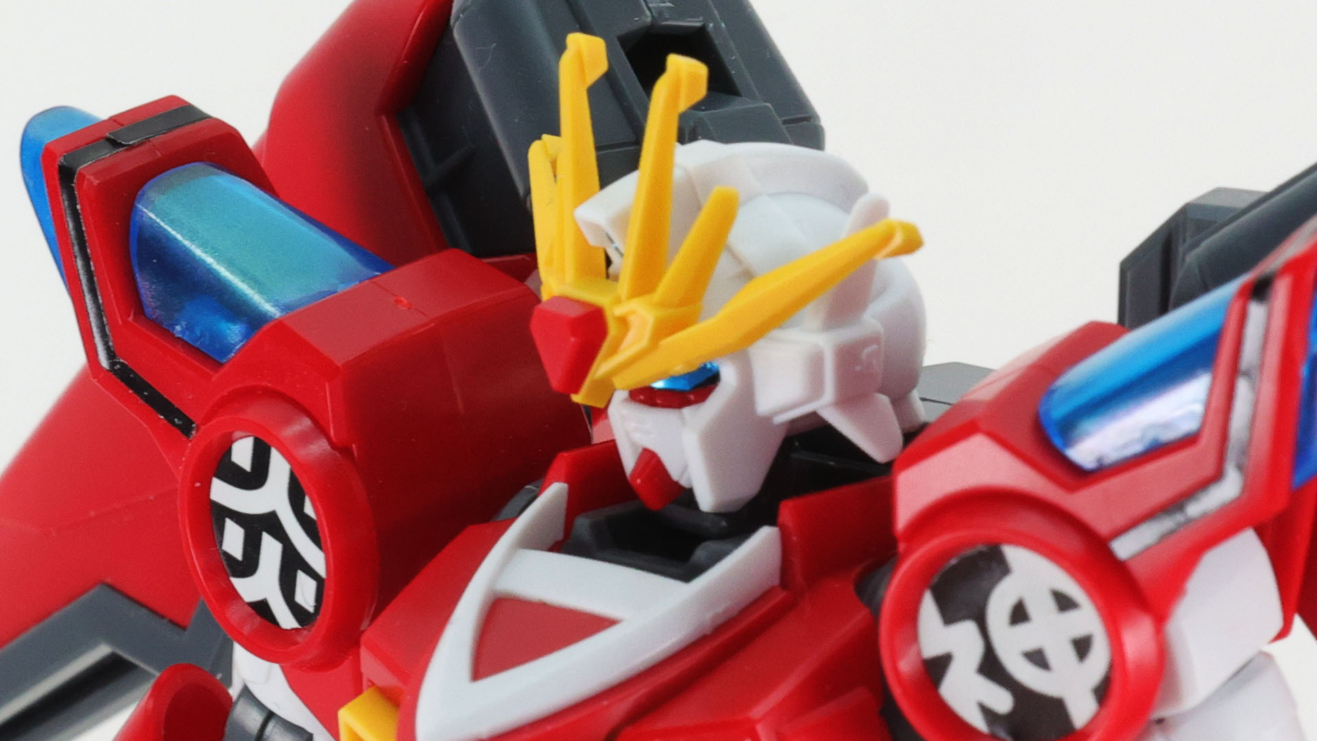 青いクリアパーツは角度や面で色味が変わります