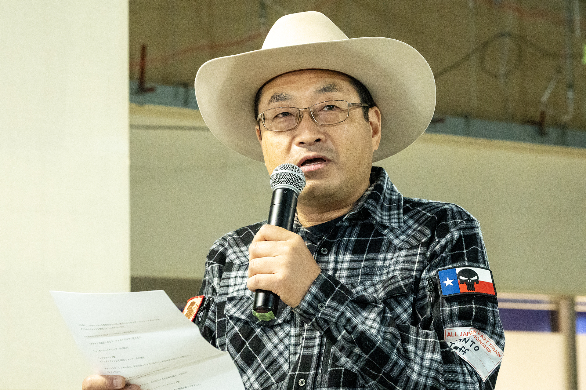 「ネオ・カウボーイ」と「チェッカリング・木製グリップ」を紹介するトルネード吉田氏