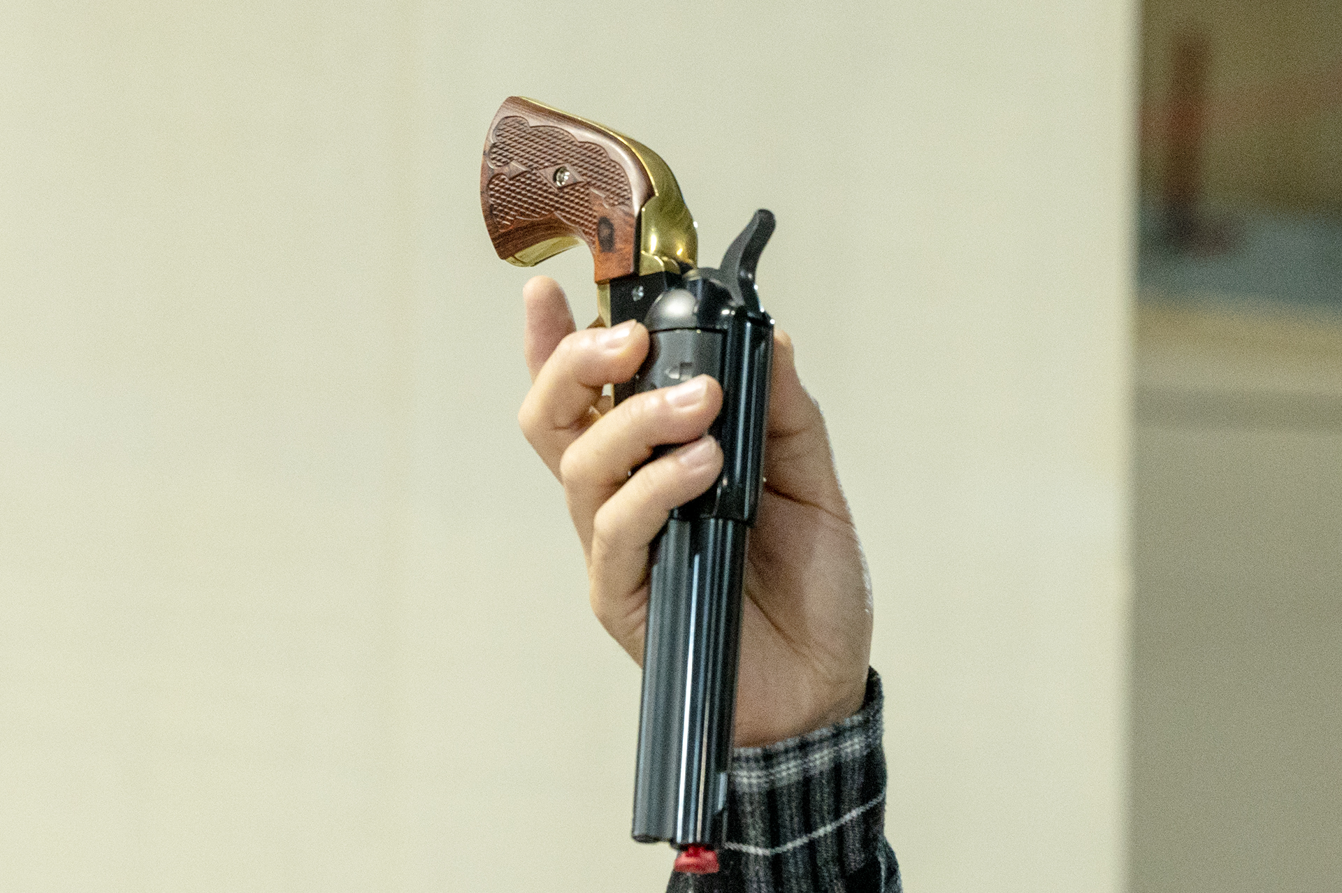 タナカペガサス2対応 S.A.A用チェッカリング木製グリップ。ホビーショーでは手に取ることができなかったが、おそらく最速のタイミングで手に取ることができた