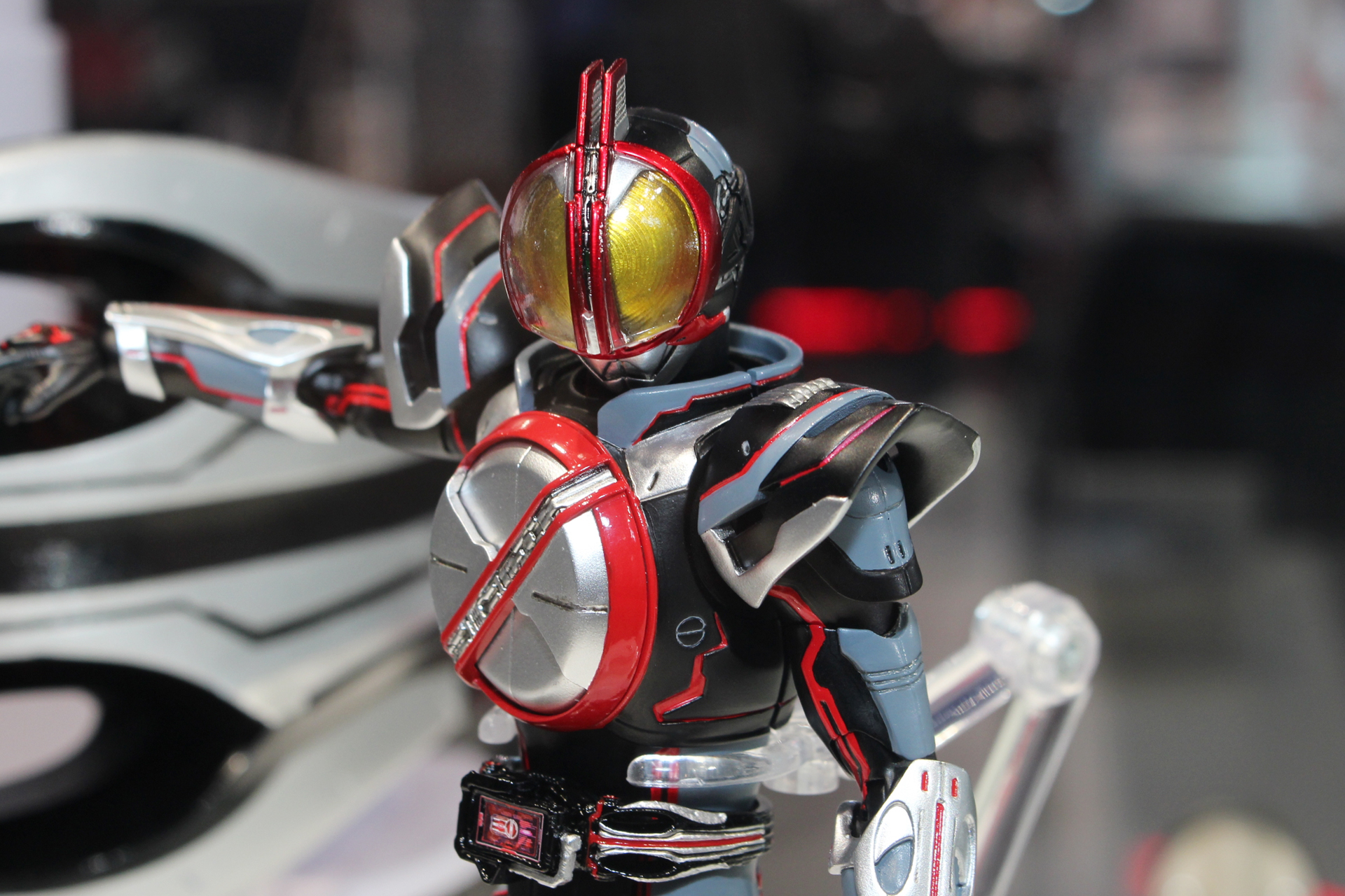 目の部分のアルティメットファインダーを覆うバイザーをクリアパーツで再現