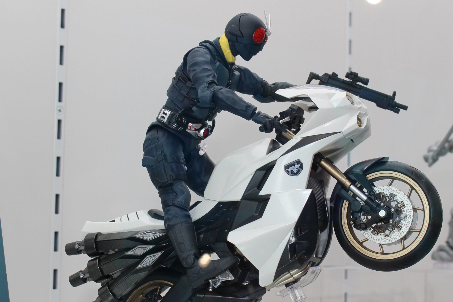 ショッカーライダーのイメージを受け継ぐ黄色いマフラーが特徴