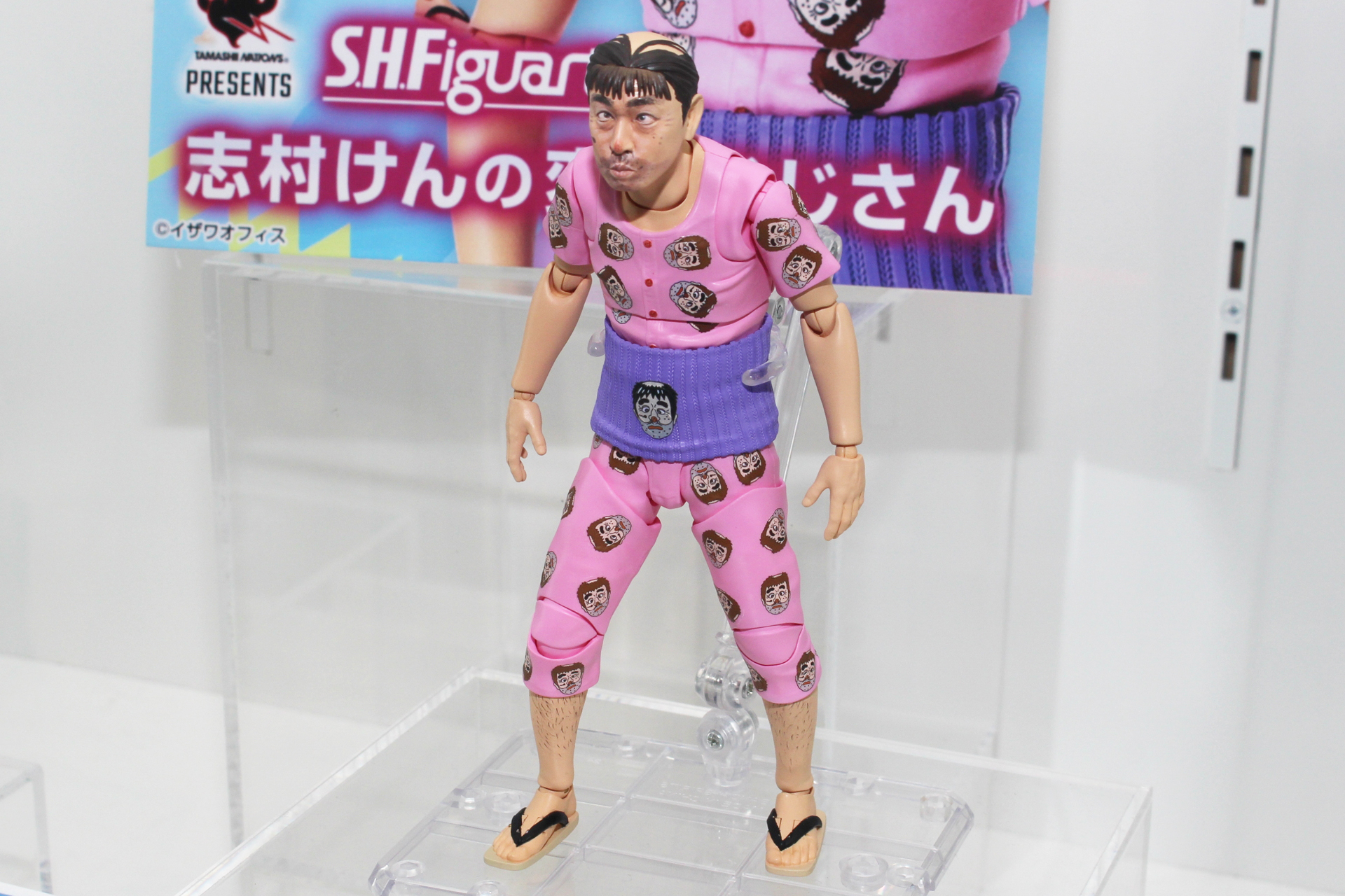 S.H.Figuartsフォーマットの可動で、変なおじさん踊りのポーズももちろん可能だ