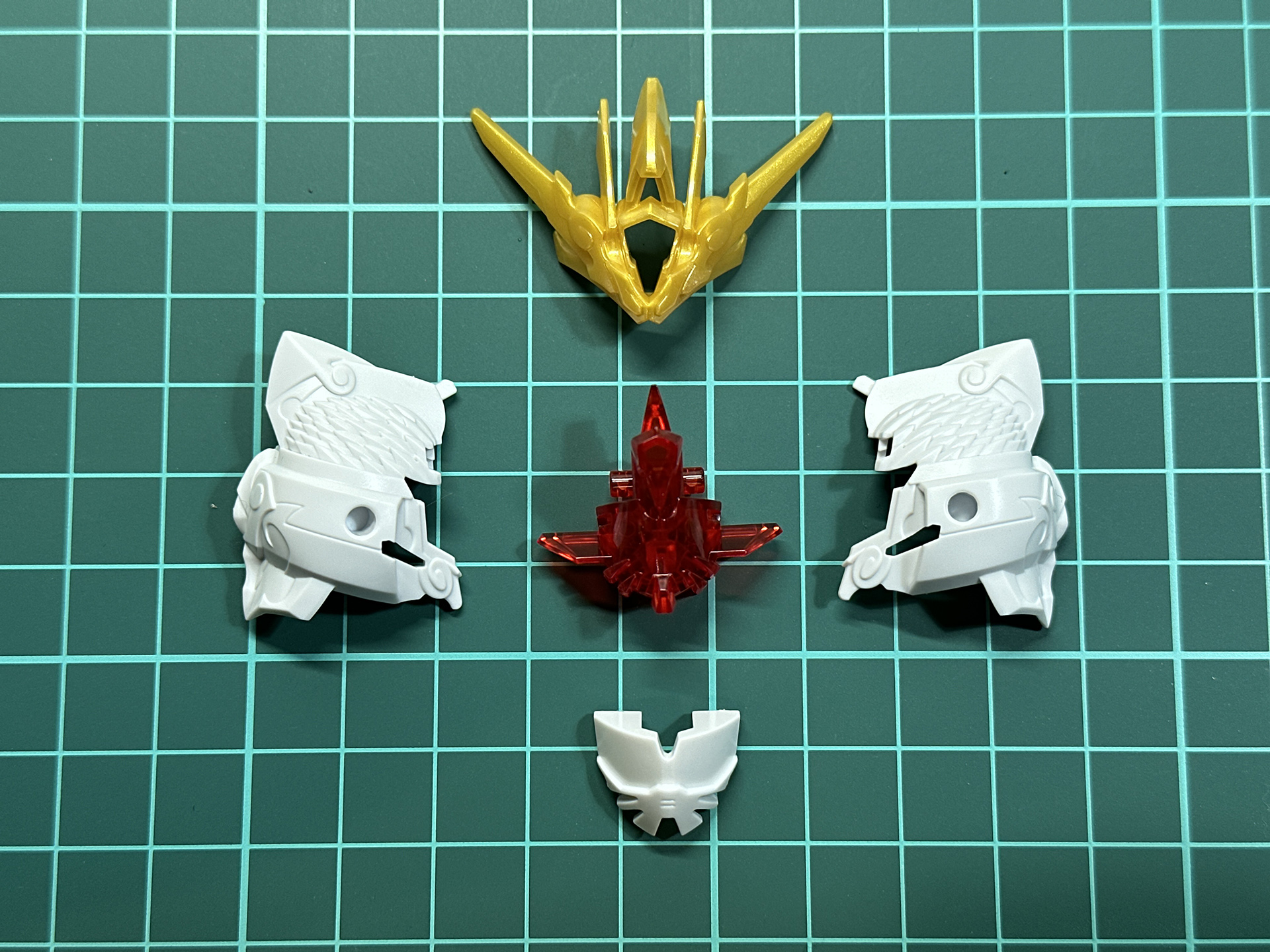 頭部は全5パーツで構成されており、赤色部分はクリアパーツによる成型となっています。