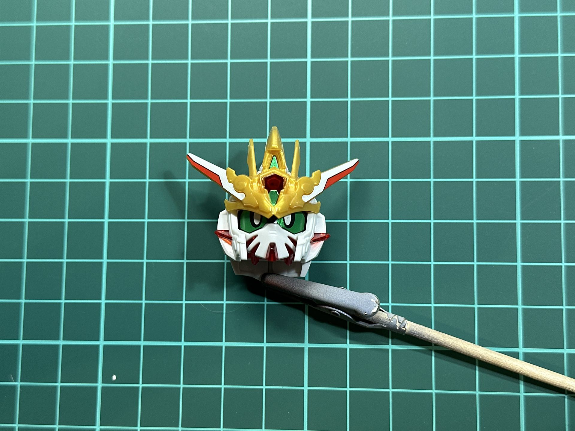 組み立てが完了した頭部パーツ。ツインアイやアンテナの色分けはシールによる再現となっています。