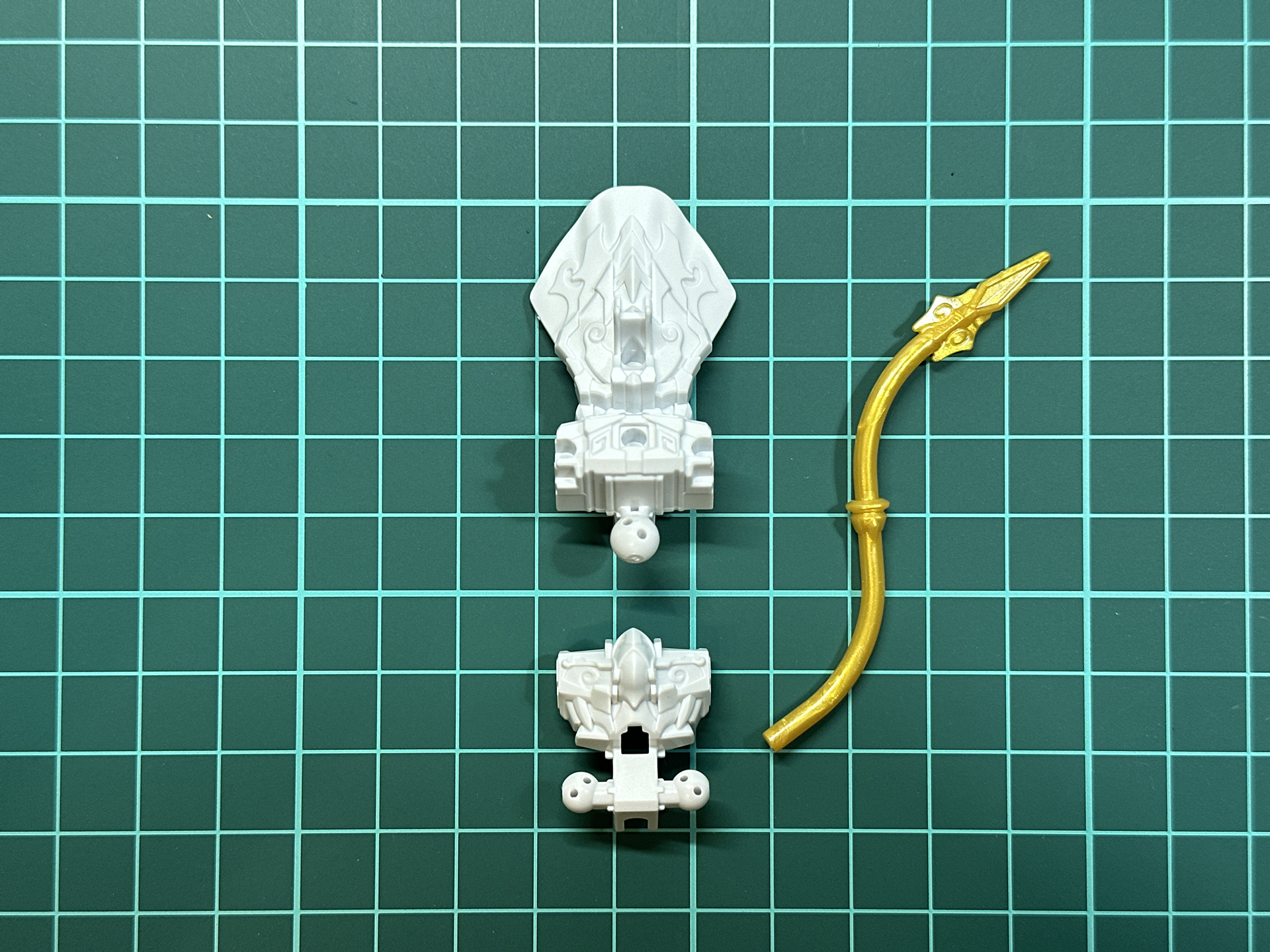 胸部は全3パーツにて構成されており、胸部と腰部は一体化となっています。