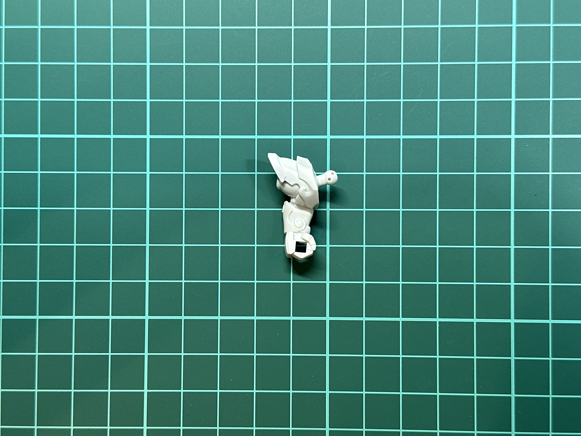 腕部は1パーツで構成されており可動はしません。