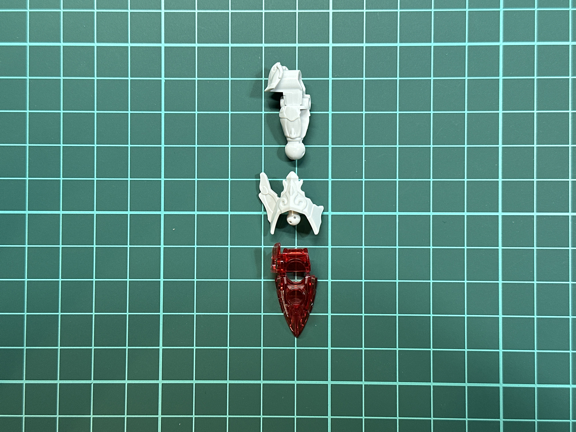 脚部は全3パーツにて構成されており、アンクルガードは脚部ではなく足部に取り付ける形式となっています。