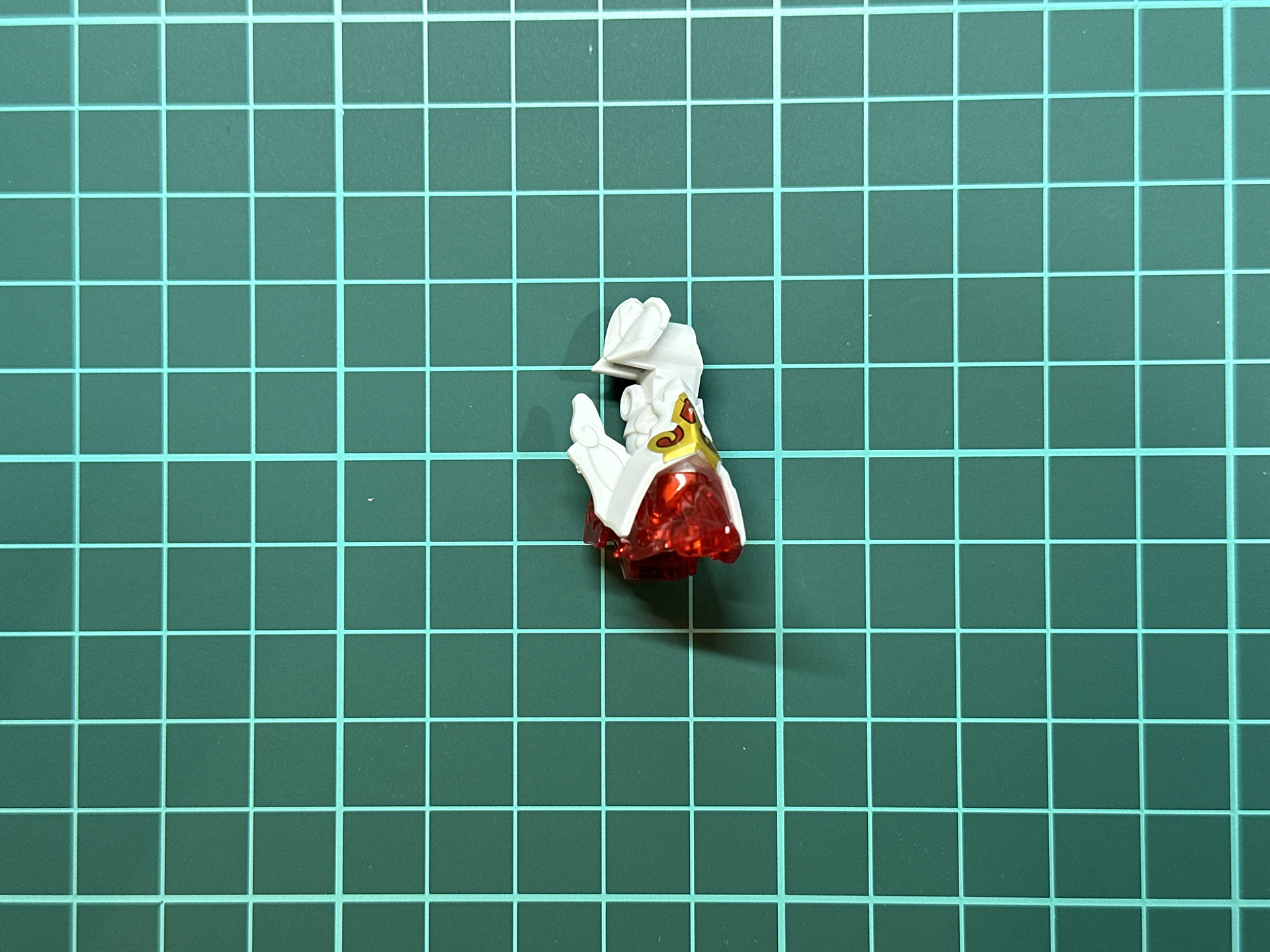 組み立てが完了した脚部パーツ。内腿部分に肉抜き穴があります。