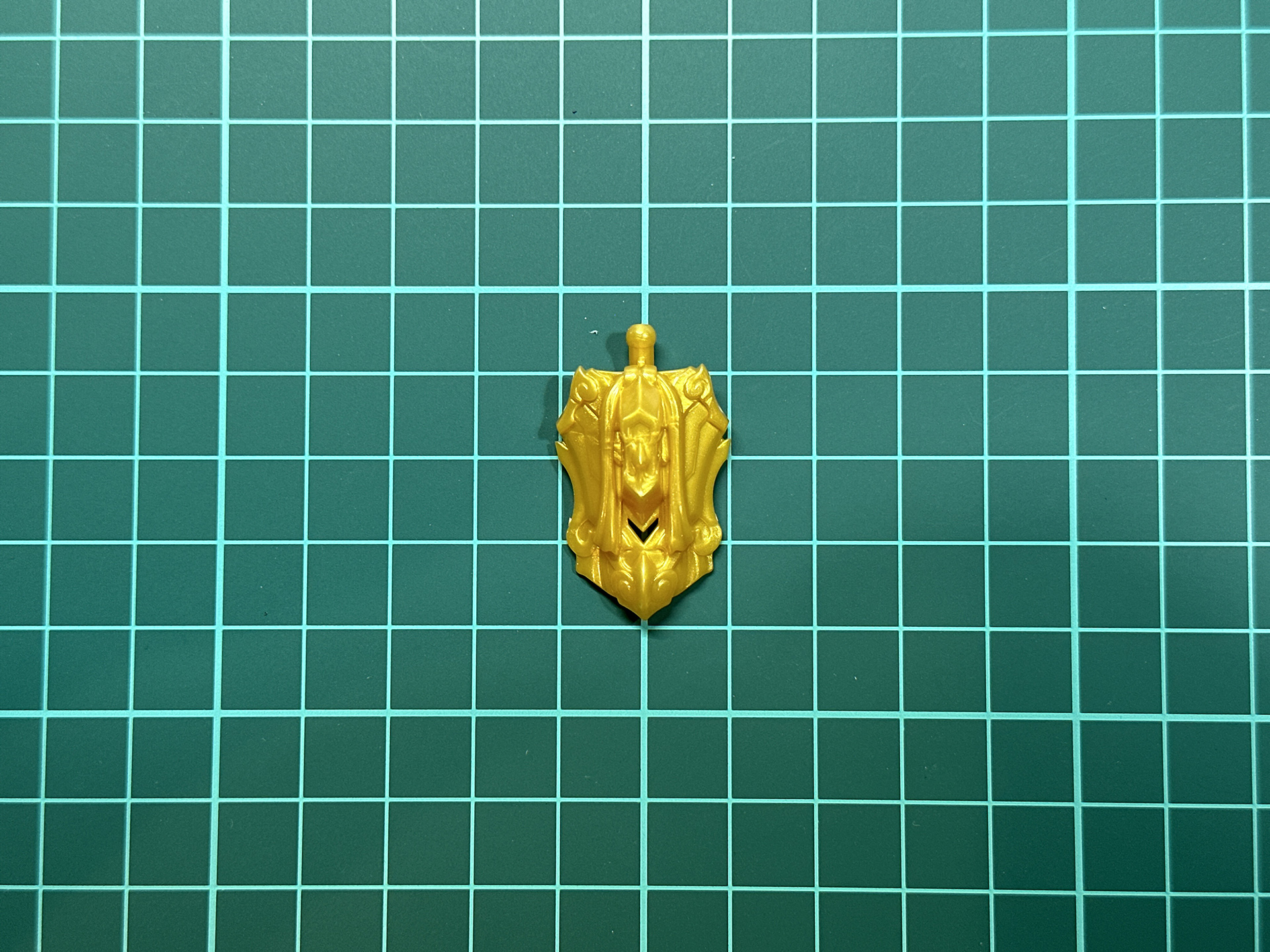 フロントアーマーは1パーツにて構成されておりパーツによる色分けはされていません。