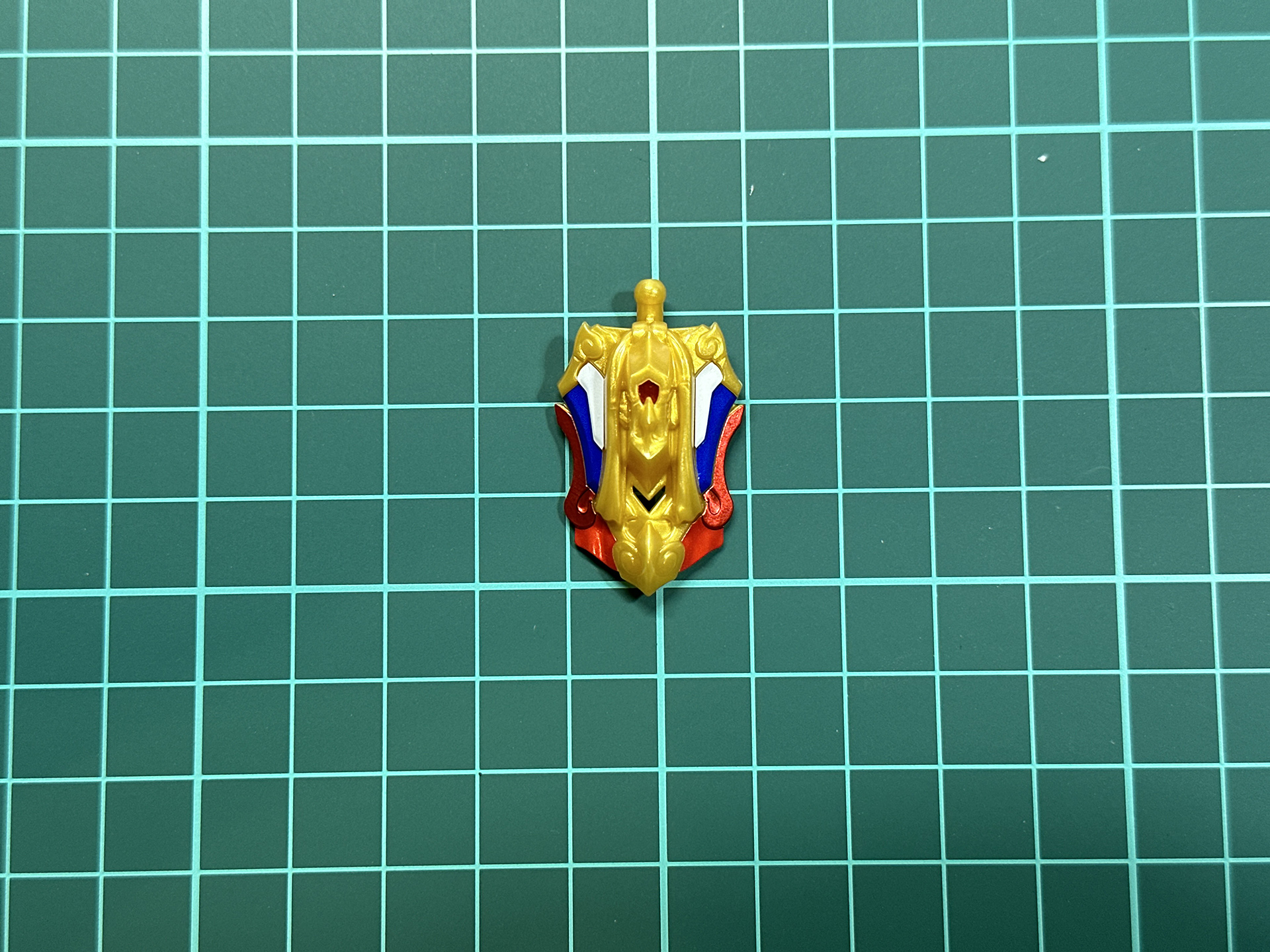 色分け後のフロントアーマー。各部はシールによる色分けとなっています。