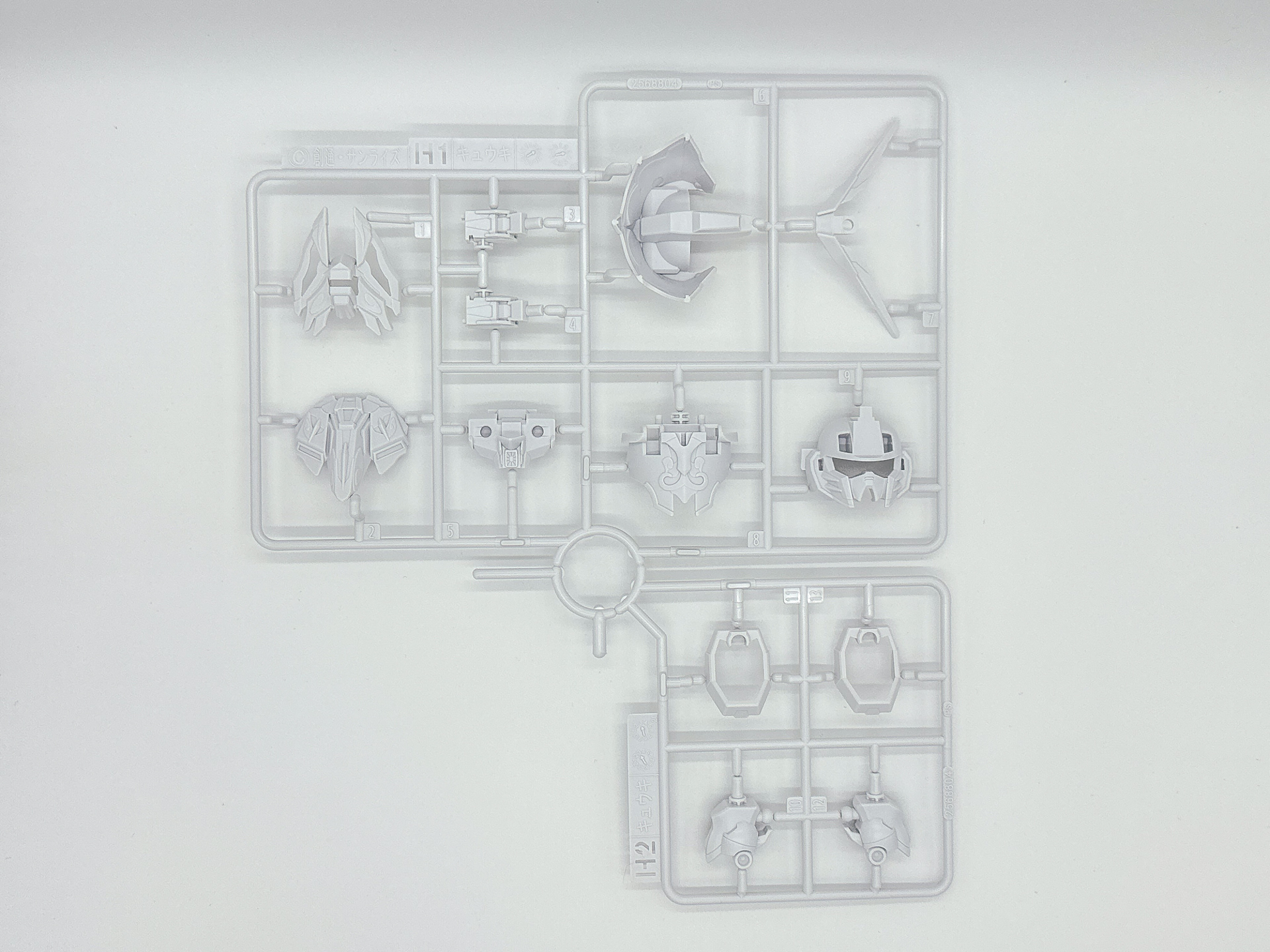 「三蔵ストライクフリーダムガンダム」を構成するランナー。Cランナー、Hランナーは「SDW HEROES 窮奇ストライクフリーダムガンダム」から、DランナーとEランナーは「SD 三国創傑伝 諸葛亮フリーダムガンダム」からの流用となっています。