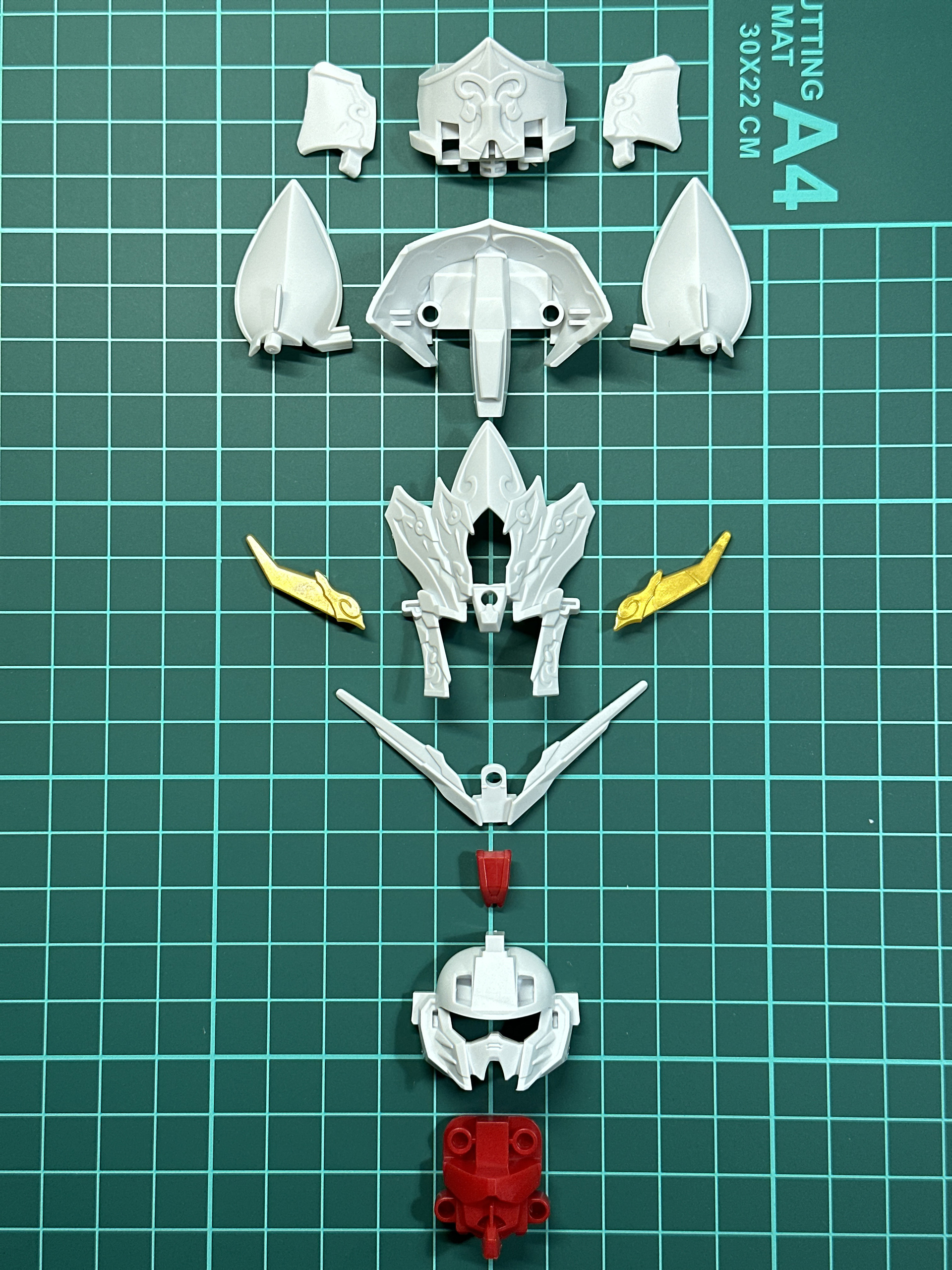 頭部は全13パーツにて構成されており、白、赤、ゴールドの3色にて成型されています。