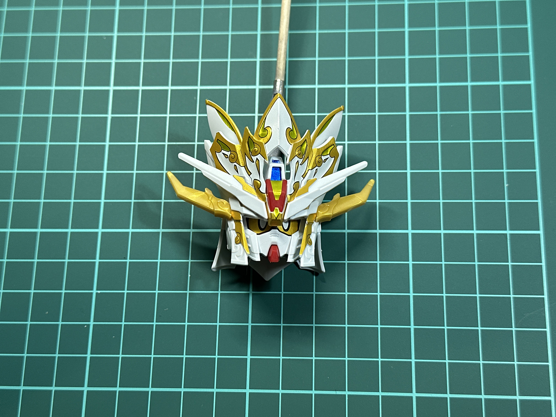 組み立てが完了した頭部パーツ。シールによる色分けは2色のゴールドを使用した色分けになっています。