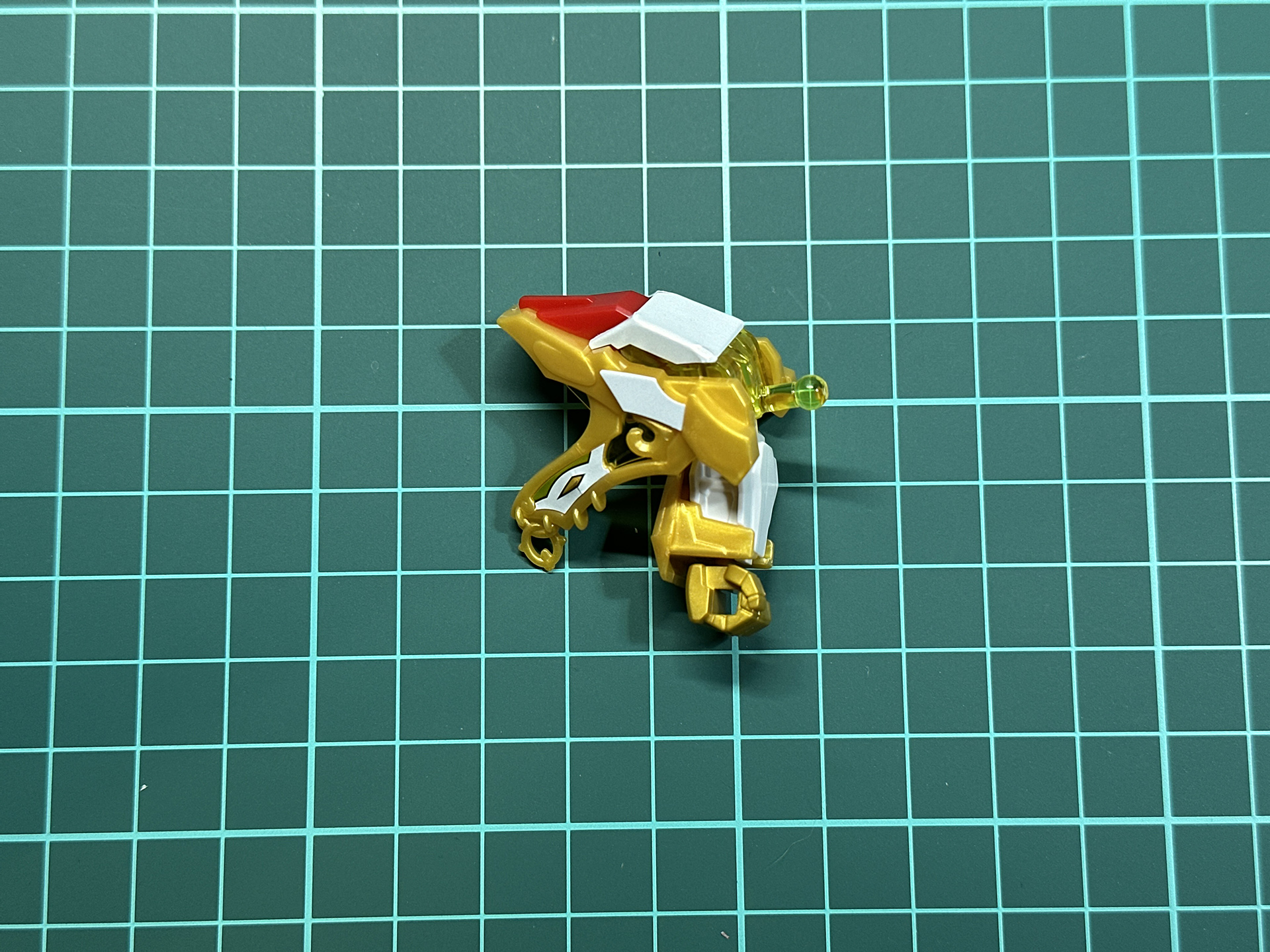 組み立てが完了した腕部パーツ。拳および前腕部は裏側に肉抜き穴が発生しています。