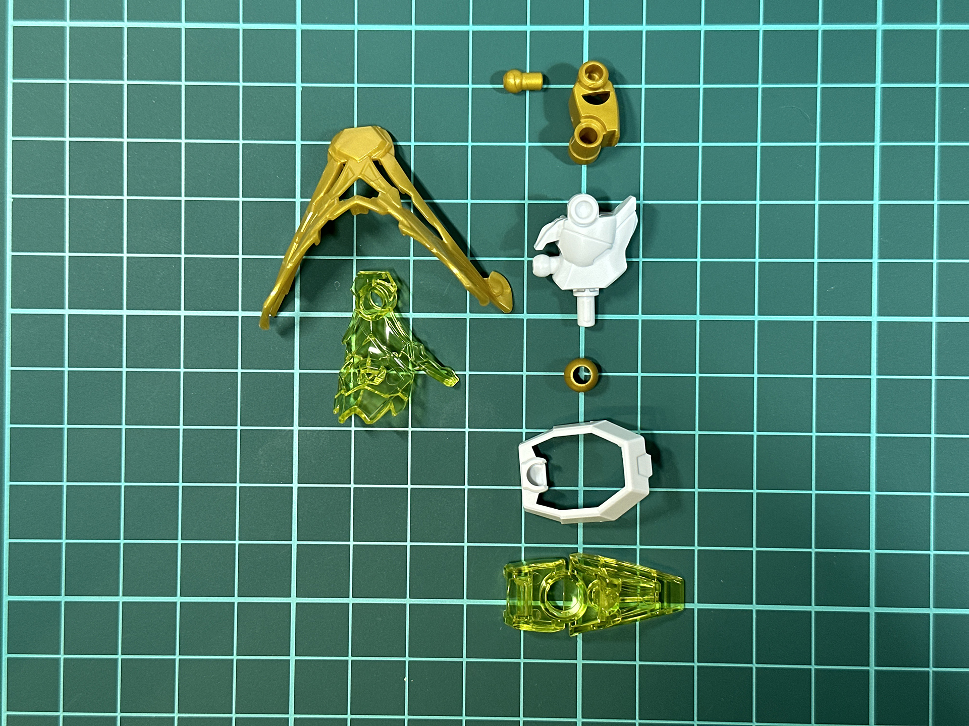 脚部は全8パーツで構成されており、足部とサイドアーマーの一部がクリアパーツによる成型となっています。