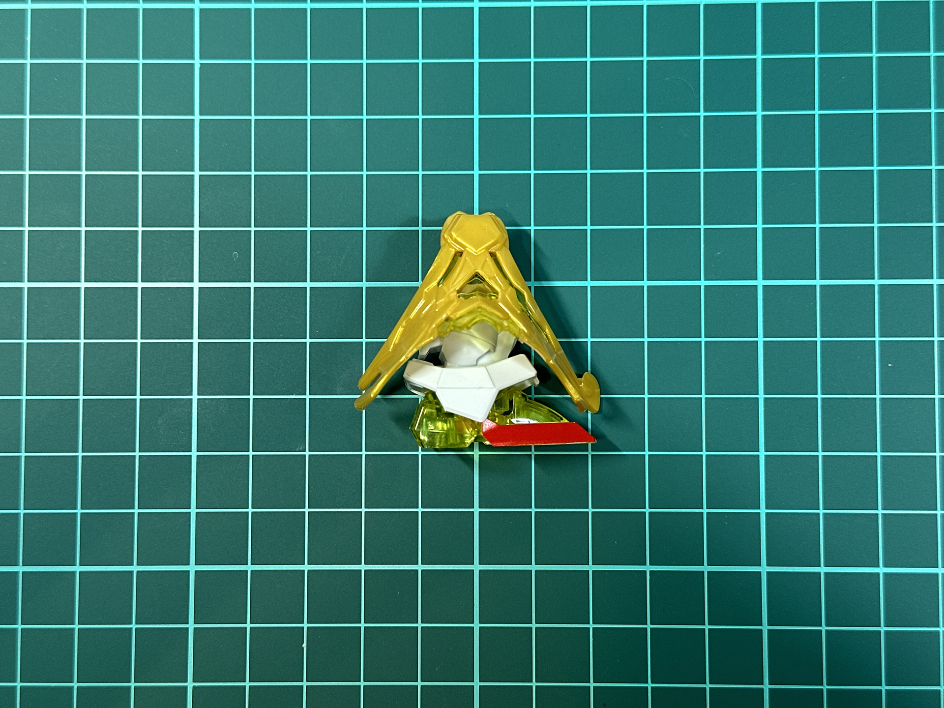 組み立てが完了した脚部パーツ。足部の赤色部分はシールによる色分けとなっており、足裏部分等は成型色のままとなっています。