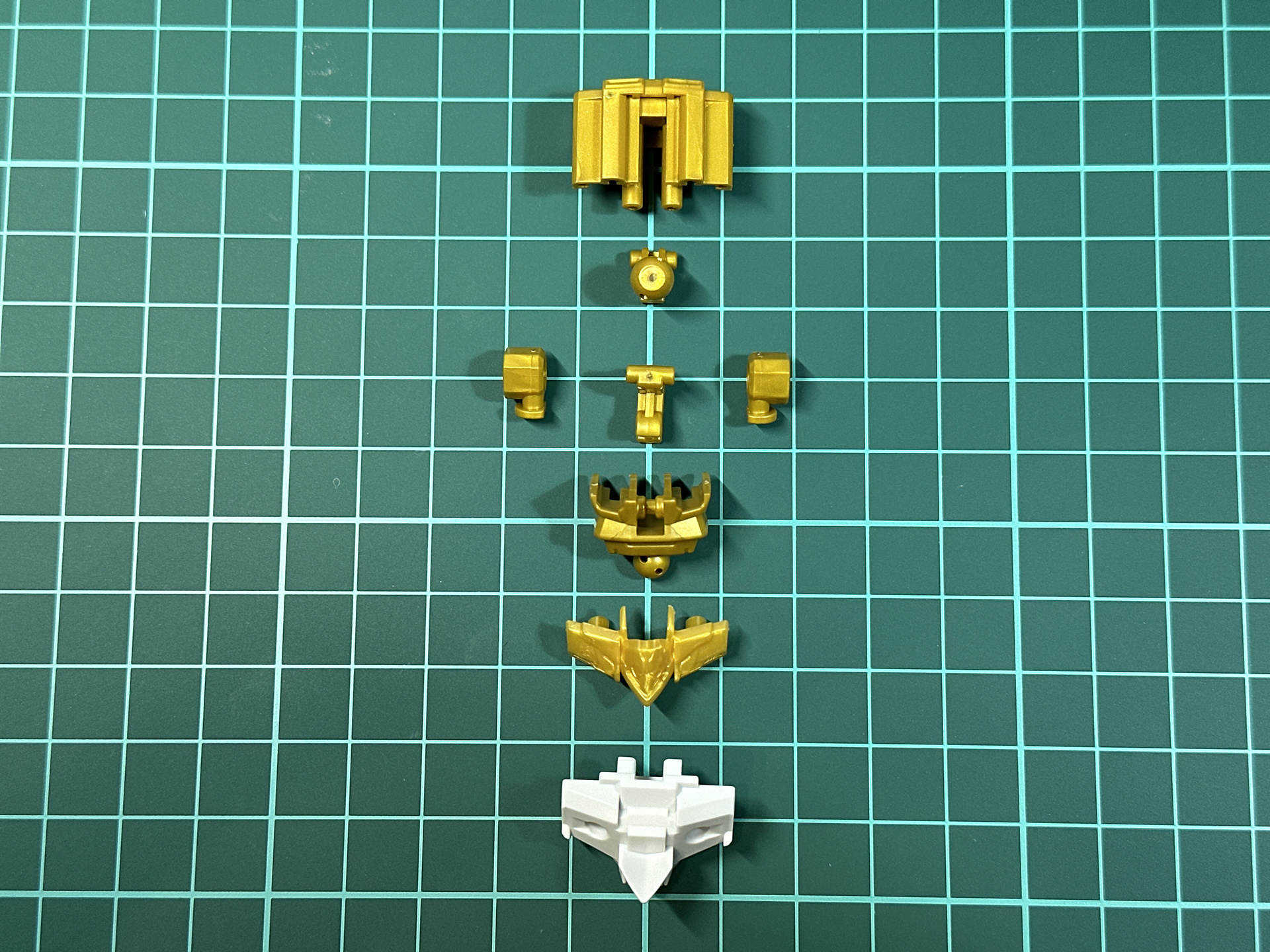 胸部は全8パーツで構成されており、白とゴールドの2色で成型されています。