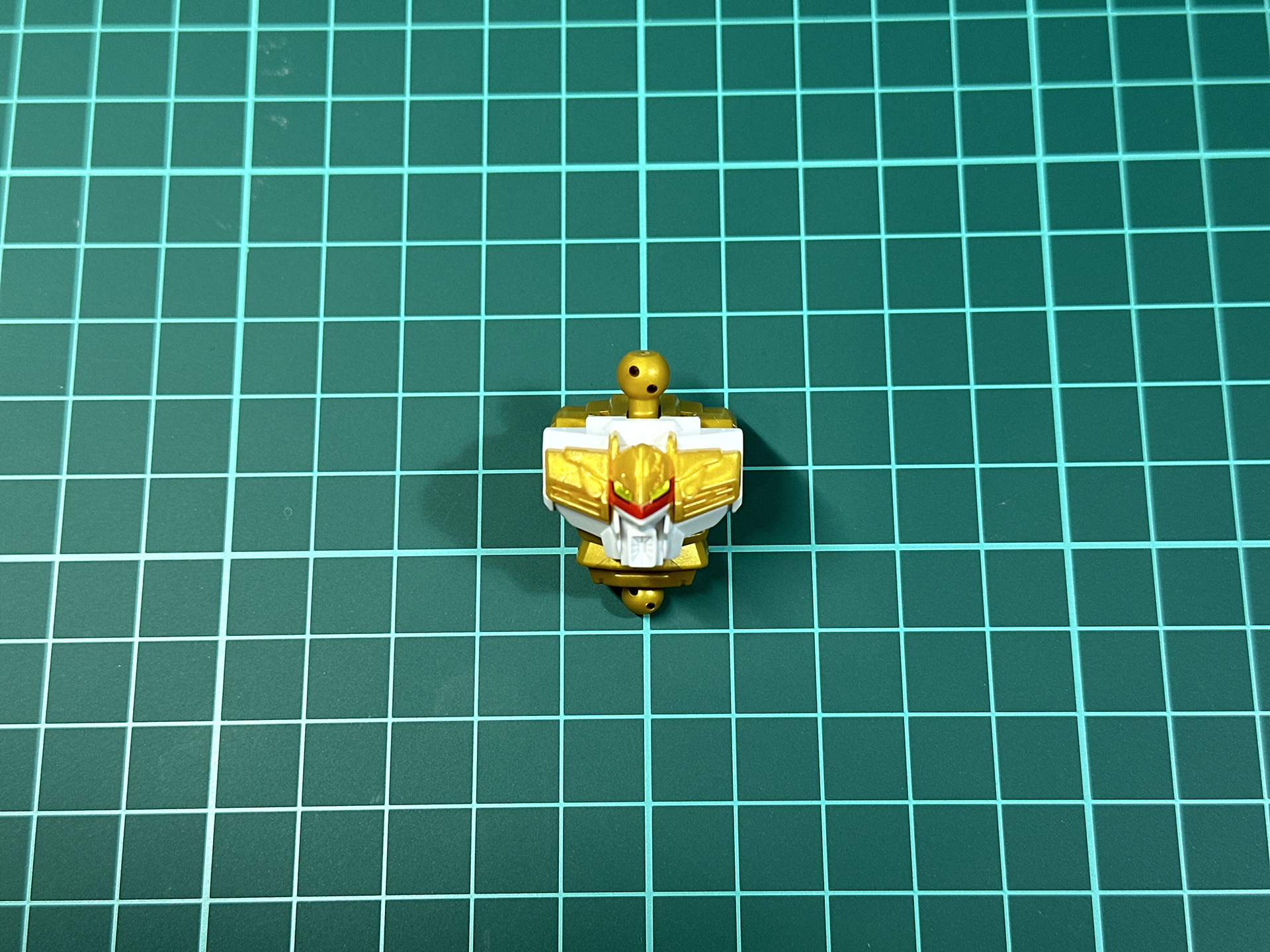 組み立てが完了した胸部パーツ。赤色部分の色分けはシールにより再現されていますが、ダークブルー部分の色分けはされていません。