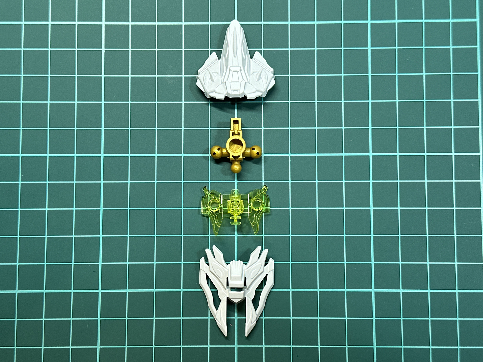 腰部は全4パーツにて構成されており、フロントアーマー基部はクリアパーツによる成型となっています。