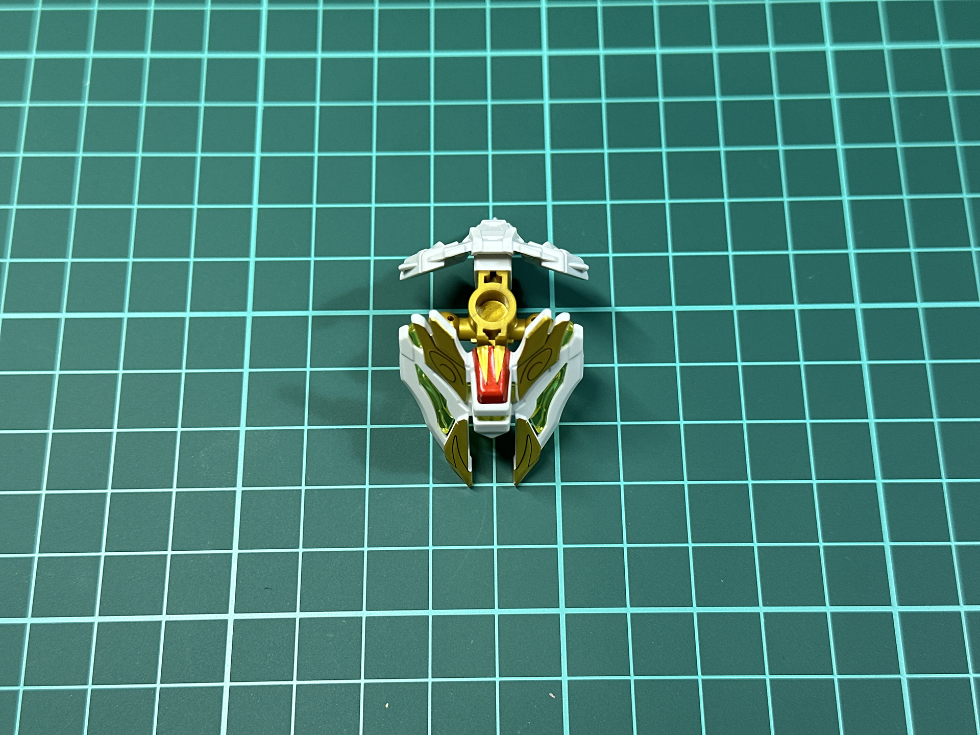 組み立てが完了した腰部パーツ。サイドアーマーは脚部と一体化してあるためすっきりとしています。