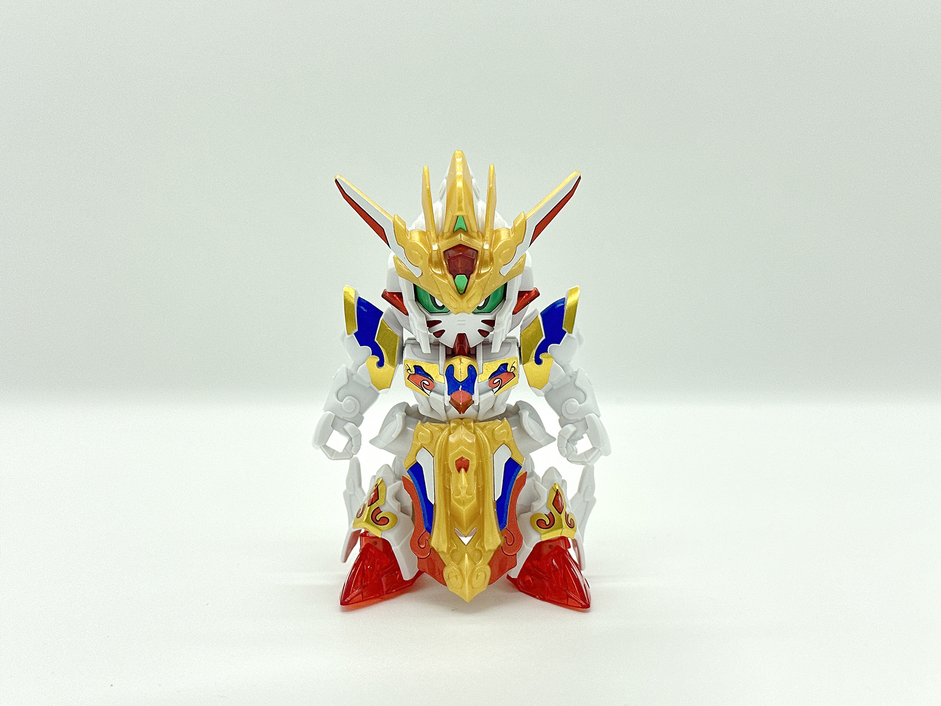 シールによる色分けで、素組みでも正面・側面からのディテールはばっちりです。パーツ数を少なくしているため、背面からは腕部の裏面に肉抜き穴が見られます。ここは加工のポイントとなるでしょう。