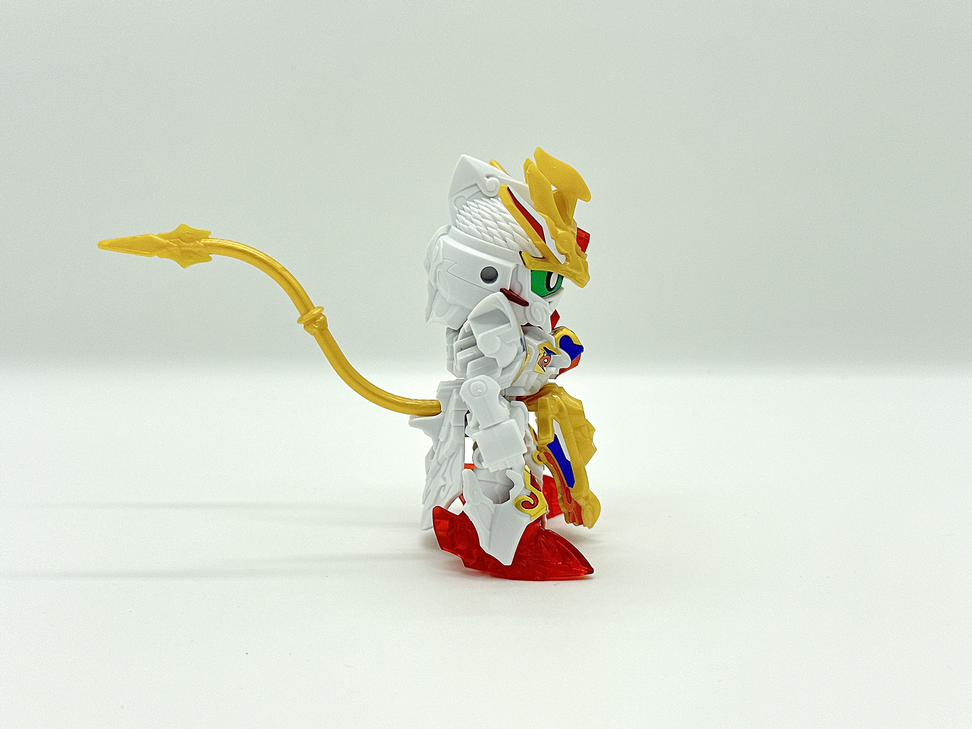 シールによる色分けで、素組みでも正面・側面からのディテールはばっちりです。パーツ数を少なくしているため、背面からは腕部の裏面に肉抜き穴が見られます。ここは加工のポイントとなるでしょう。