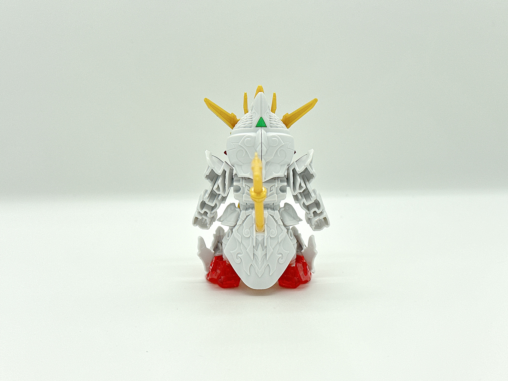 シールによる色分けで、素組みでも正面・側面からのディテールはばっちりです。パーツ数を少なくしているため、背面からは腕部の裏面に肉抜き穴が見られます。ここは加工のポイントとなるでしょう。