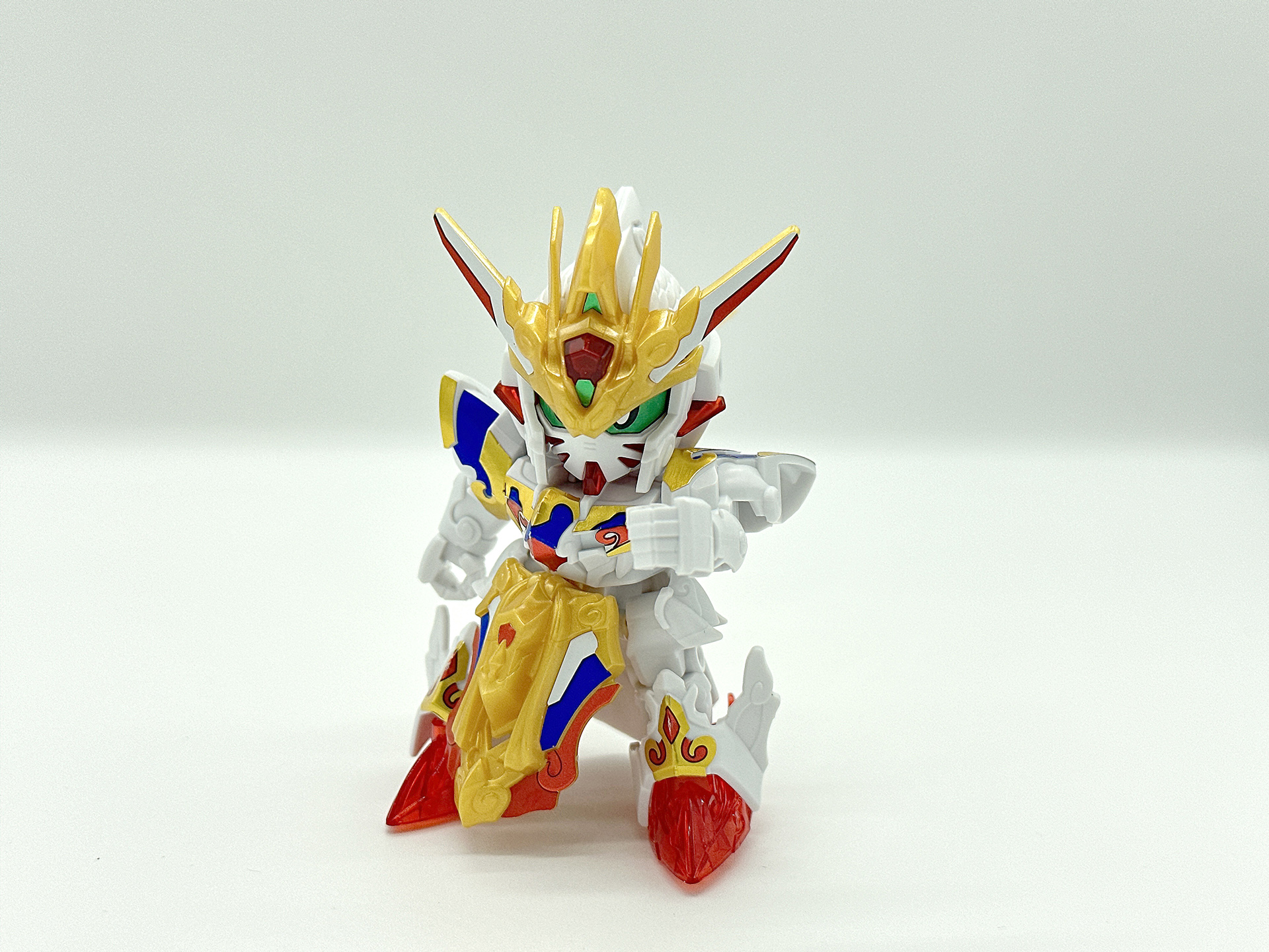 腕部を可動させてポーズを決めてみました。腕部は1パーツによる成型となっているので、肩のみの可動となります。