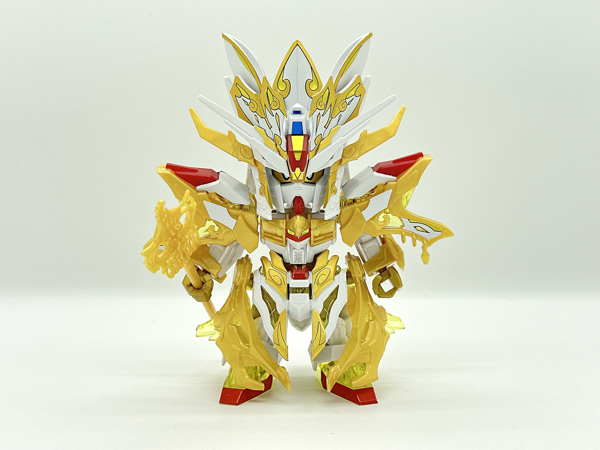 「悟空インパルスガンダム」と同様に肉抜き穴を背面、内腿にすることで目立たない工夫がされています。また、シールによる色分けも正面側が中心となっています。