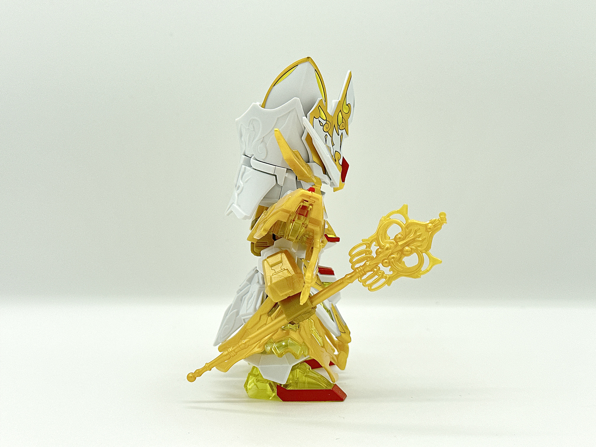 「悟空インパルスガンダム」と同様に肉抜き穴を背面、内腿にすることで目立たない工夫がされています。また、シールによる色分けも正面側が中心となっています。