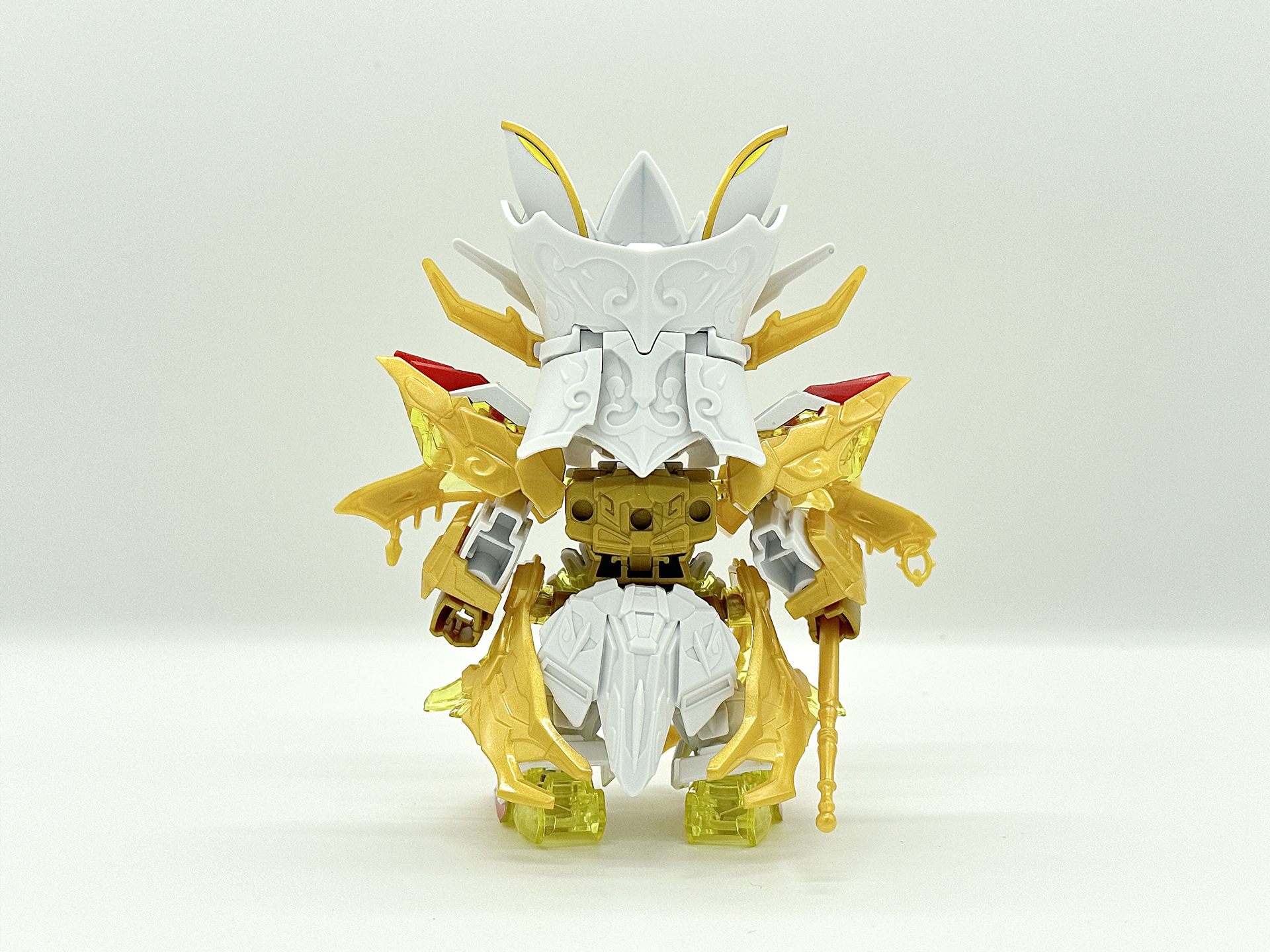 「悟空インパルスガンダム」と同様に肉抜き穴を背面、内腿にすることで目立たない工夫がされています。また、シールによる色分けも正面側が中心となっています。