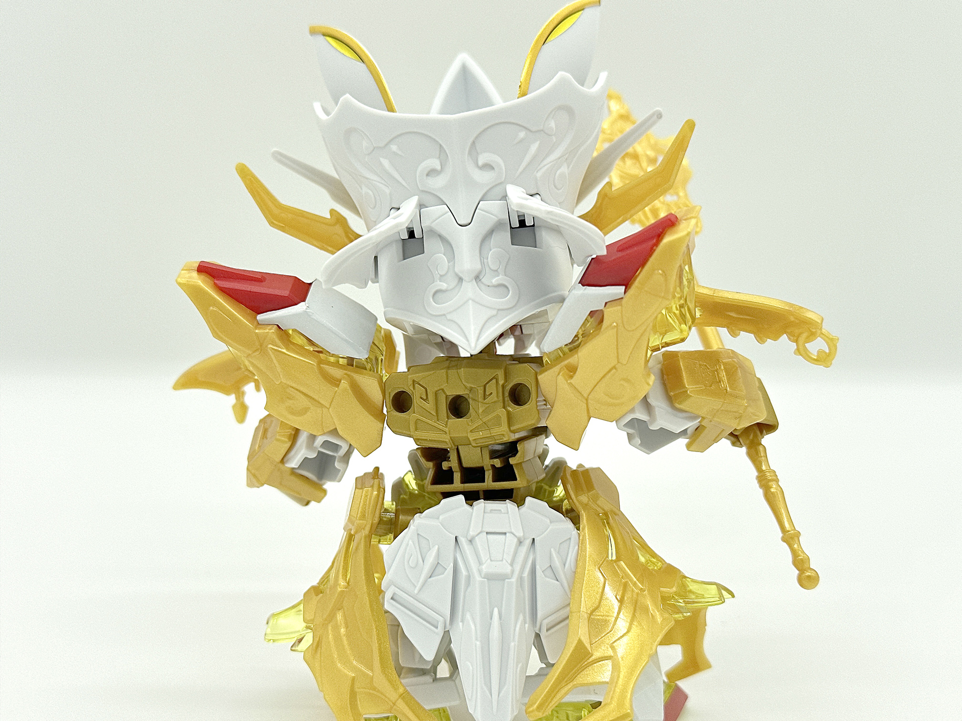 ポージング背面。頭部パーツは一部可動することで肩部との干渉を避け、ポージングの幅が広がっています。