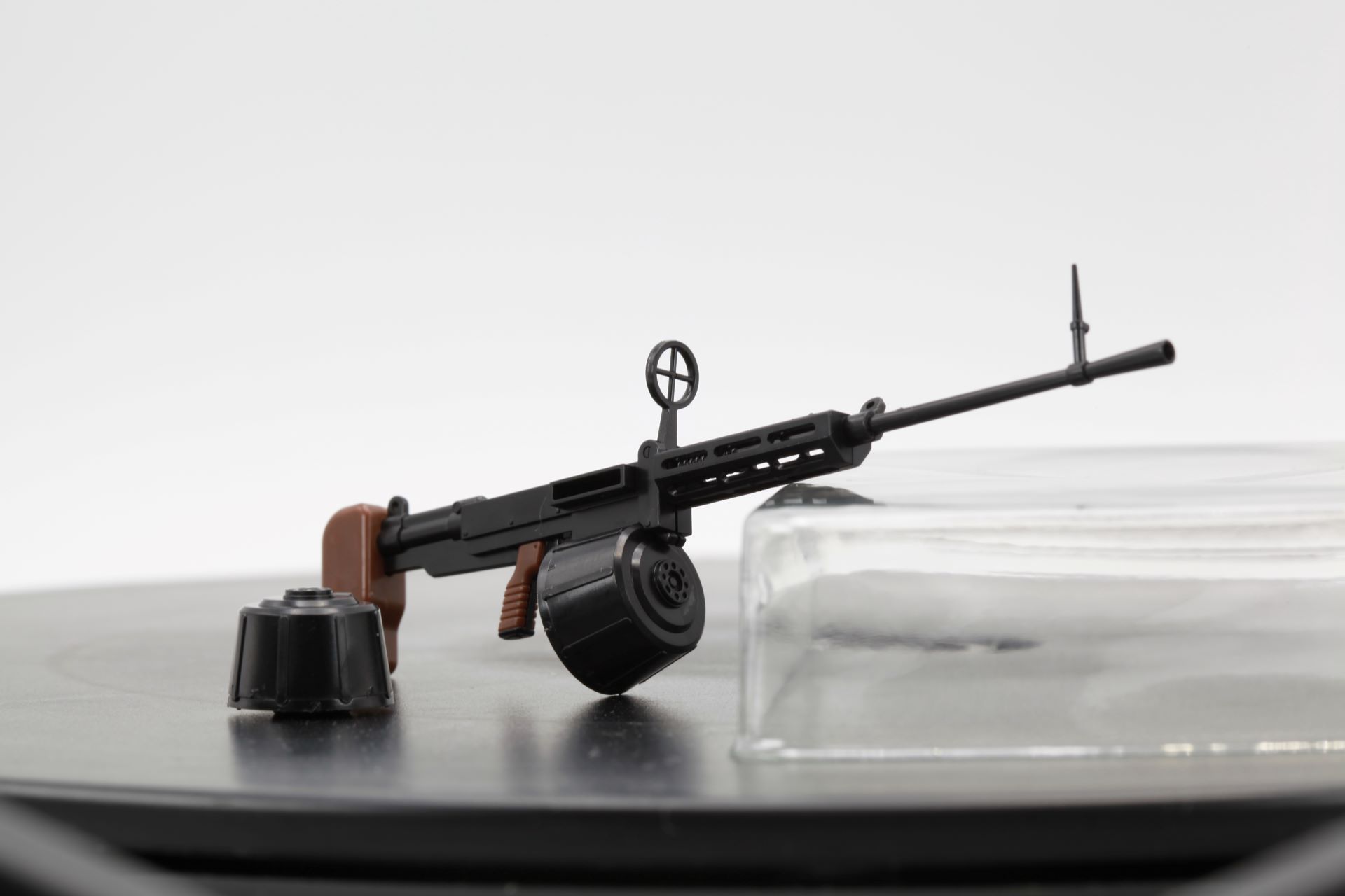 機関銃のため大量の弾薬を装填できるドラムマガジンを採用している