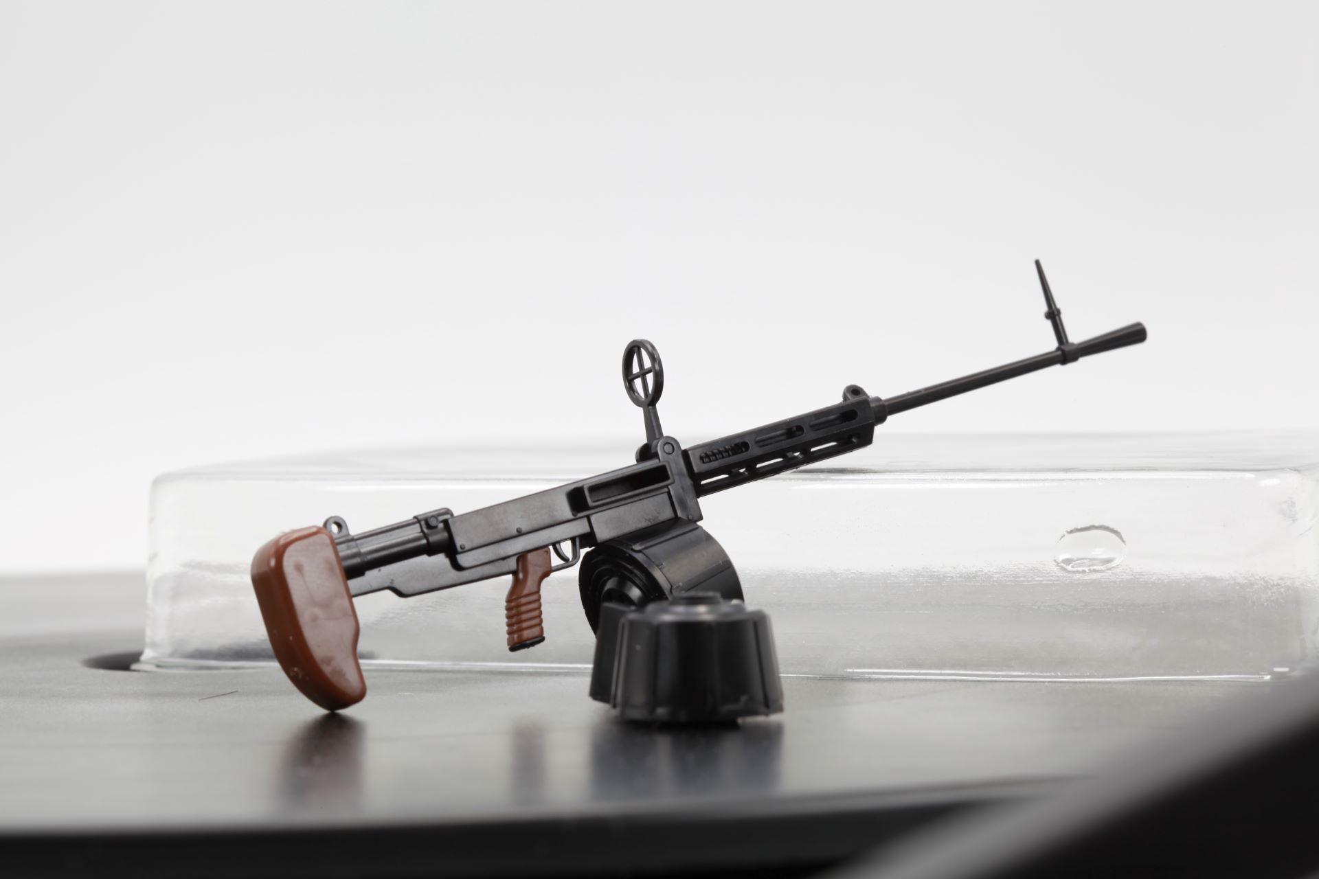 機関銃のため大量の弾薬を装填できるドラムマガジンを採用している
