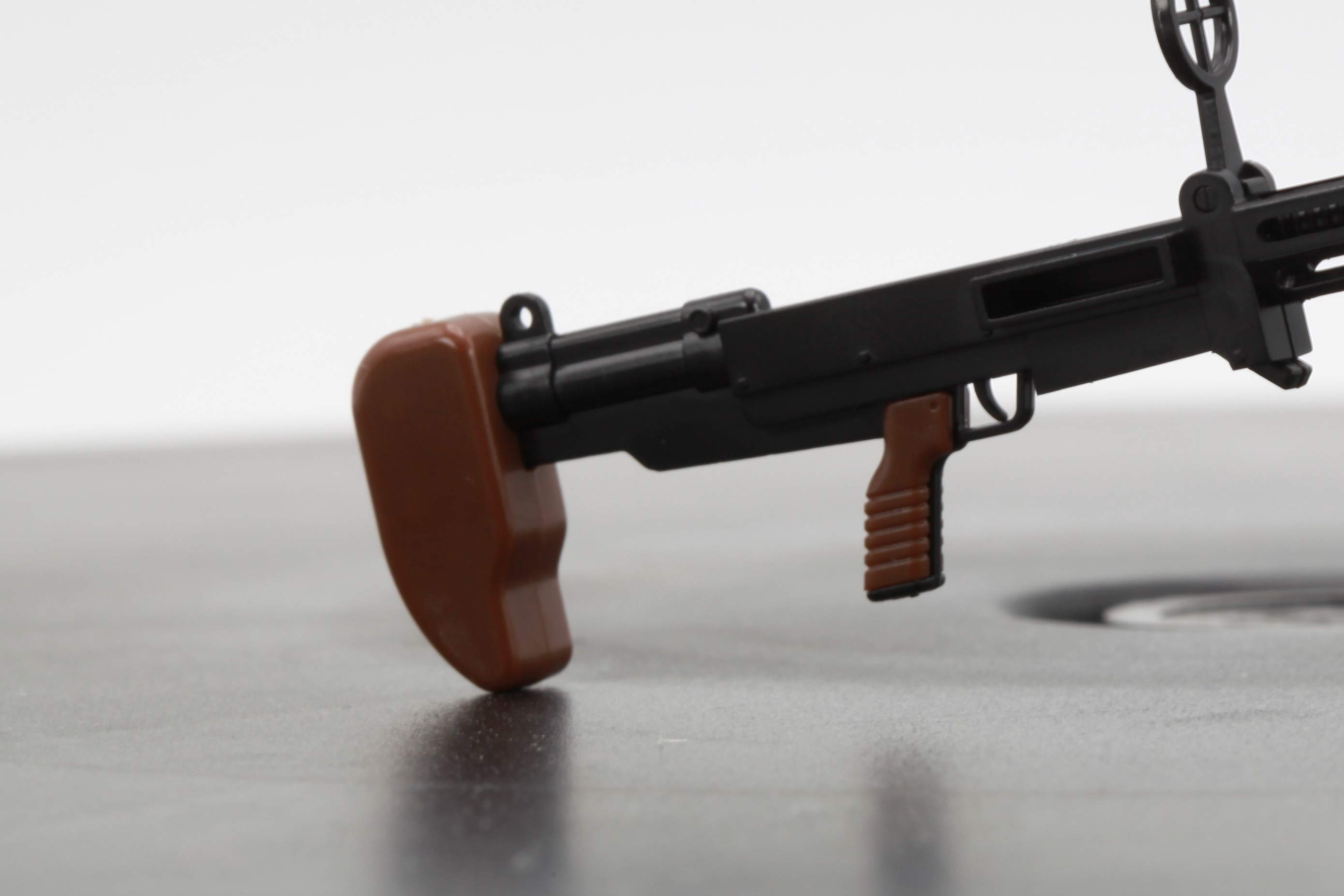 大きな銃を支えるべくストックも大型な物を装備している