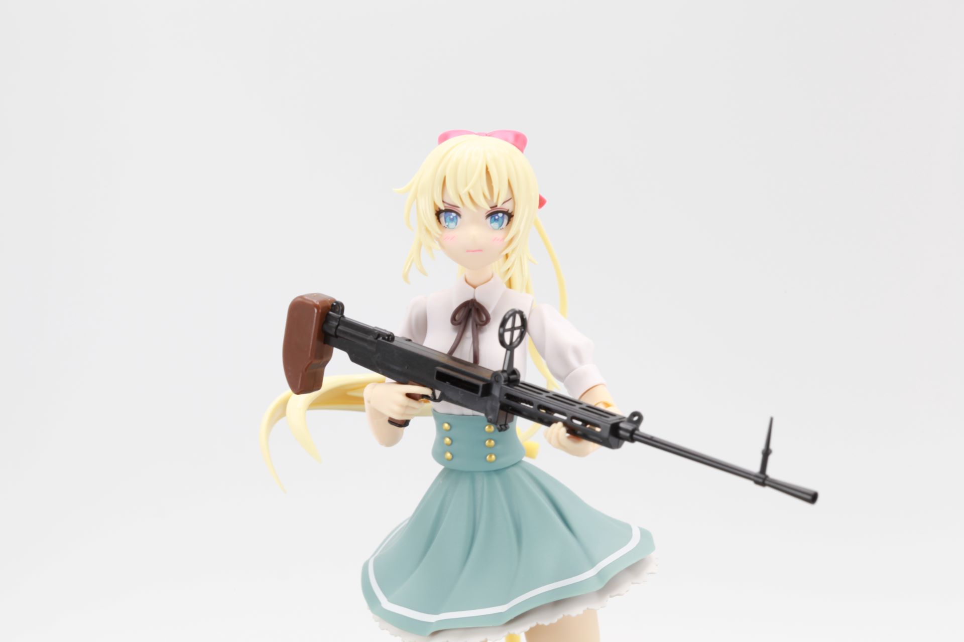 右手でグリップを握り、左手をハンドガードに添えるという基本的な持ち方も可能