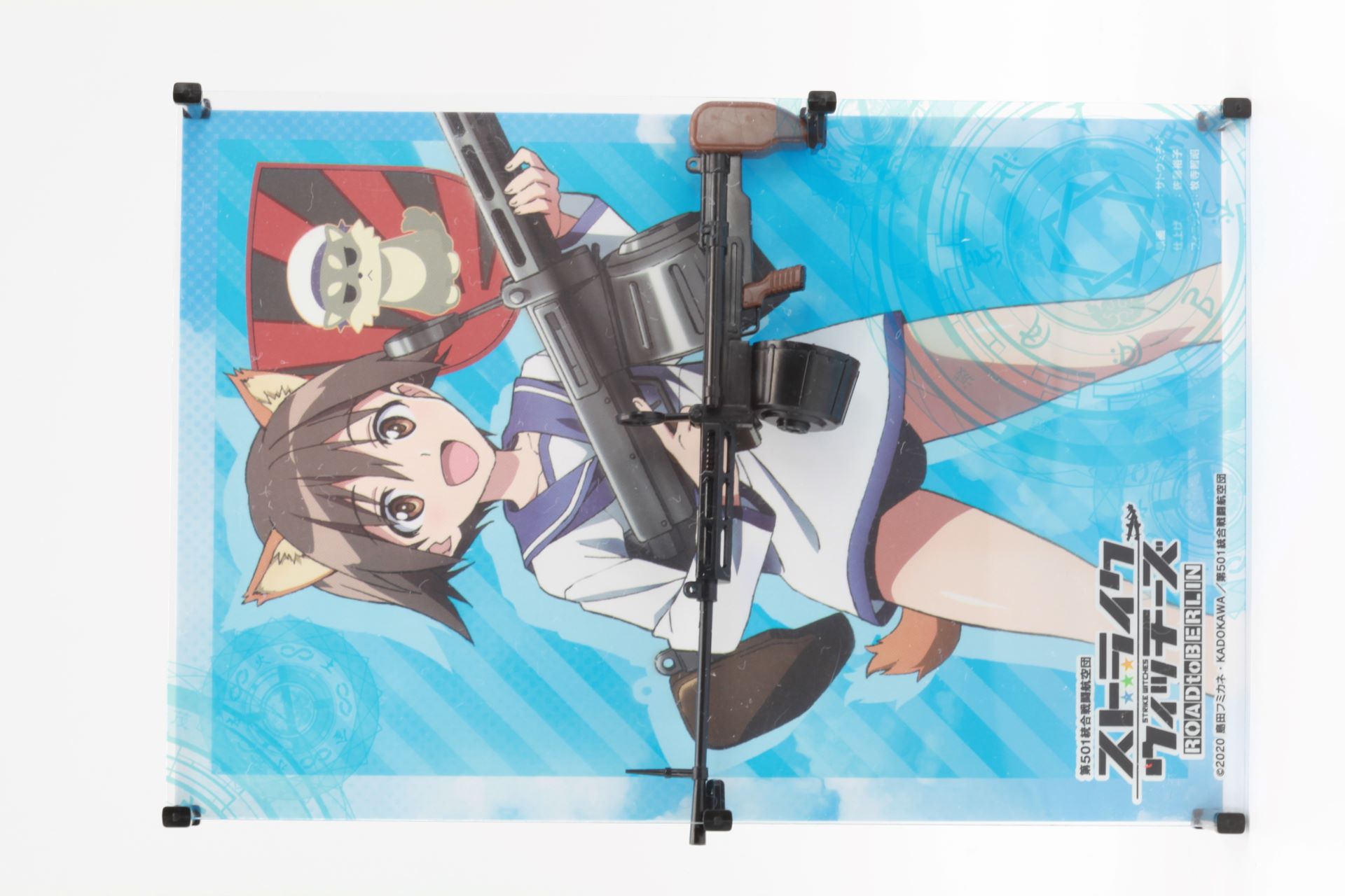付属のランナーを用いたスタンドでキャラクターカード、クリアカード、銃器を一緒に飾ることができる