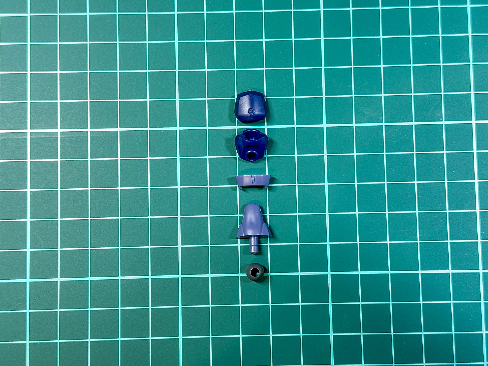 組立前の腹部パーツ。全5パーツにより構成されており、下部のジョイントにはポリキャップが採用されています。