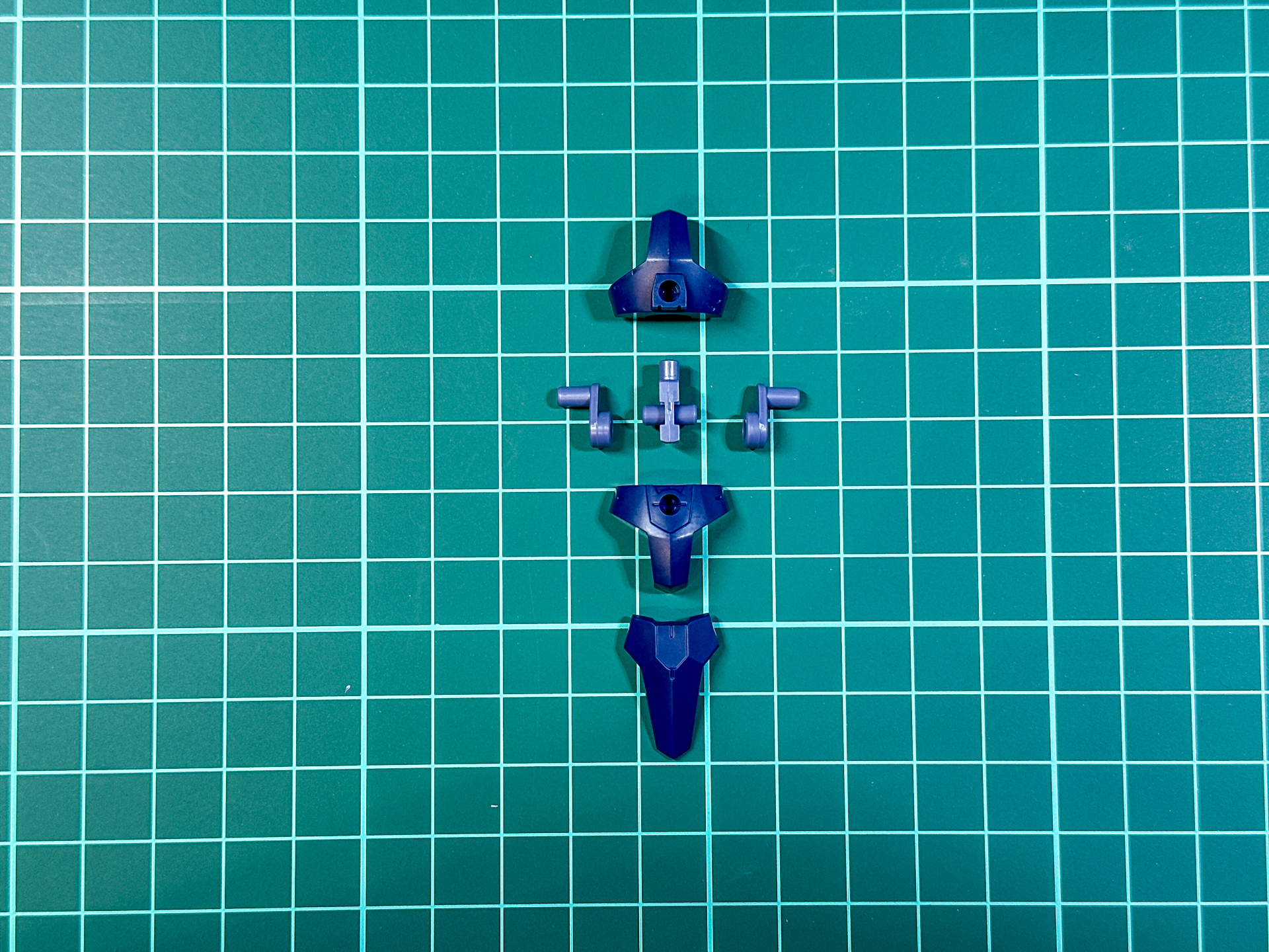 組立前の腰部パーツ。全、6パーツで構成されており、フロントアーマーは別パーツとなっています。