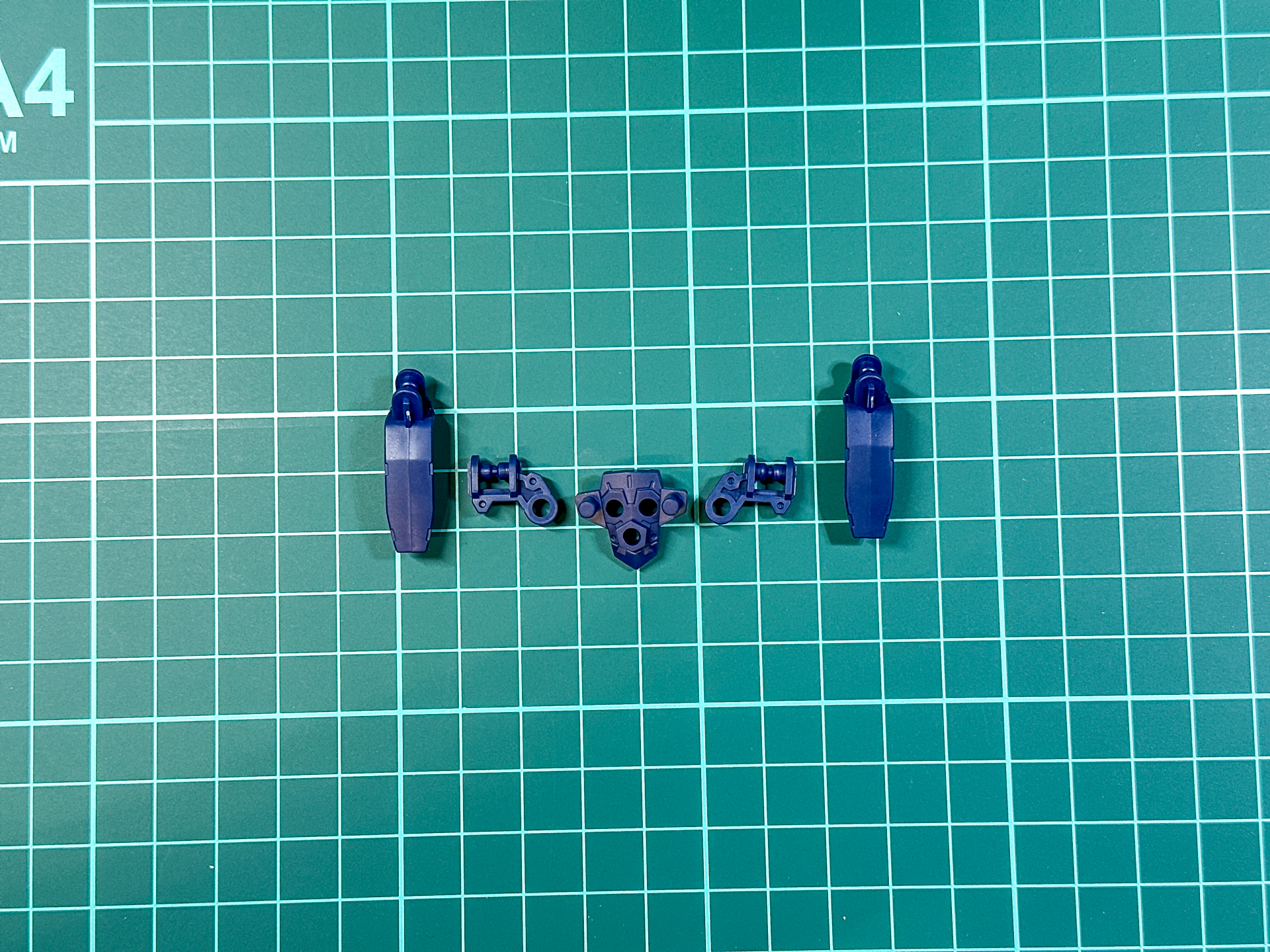 組立前のアーマーパーツ。全5パーツにて構成されており、これら単体でもアクセサリーとして使用可能な形状となっています。