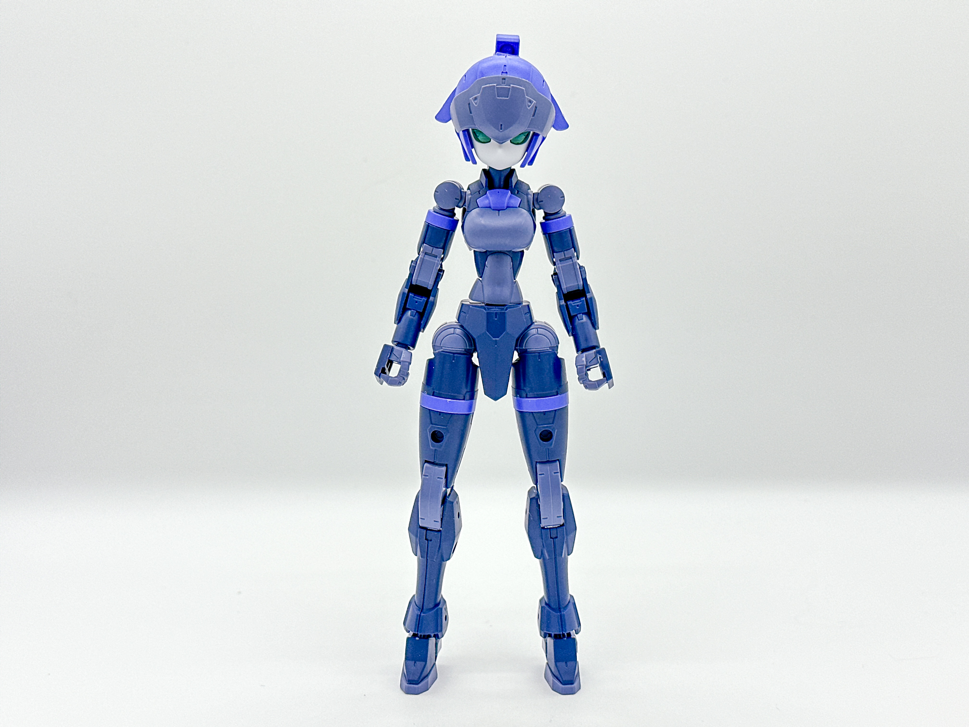 髪型と配色の変更により、印象が大きく変わっています。