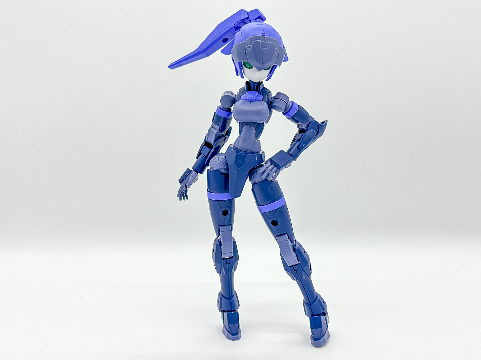 少しポーズをつけてみました。曲線の多いプロポーションを活かし、人間らしいポージングも決まります。