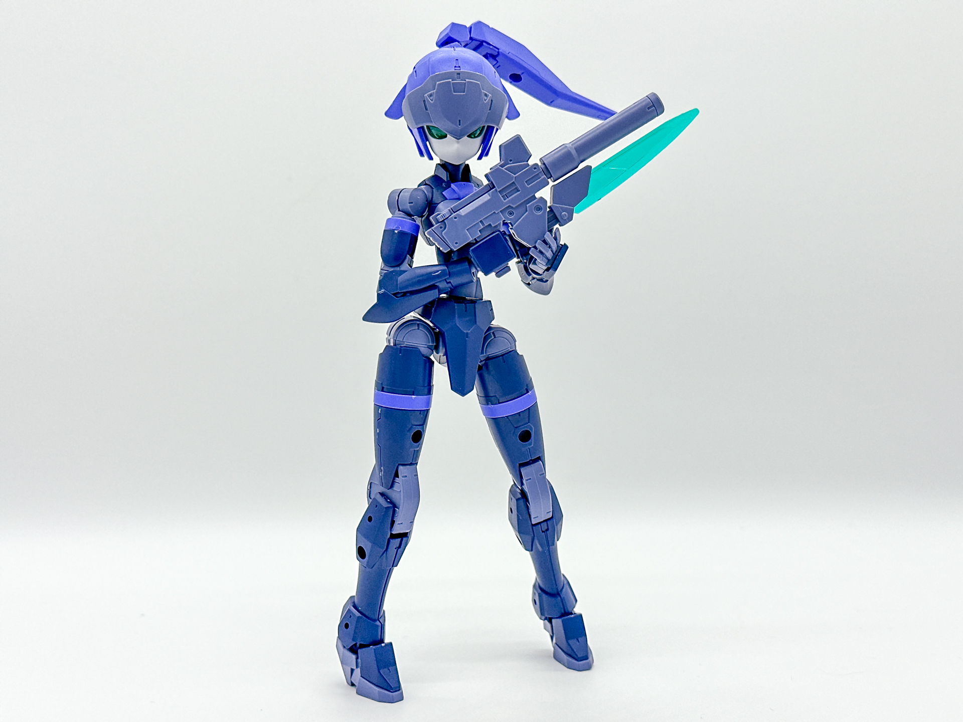 武装を持たせてみました。武装は(TYPE-A)と同様にナイフとサブマシンガンが付属します。