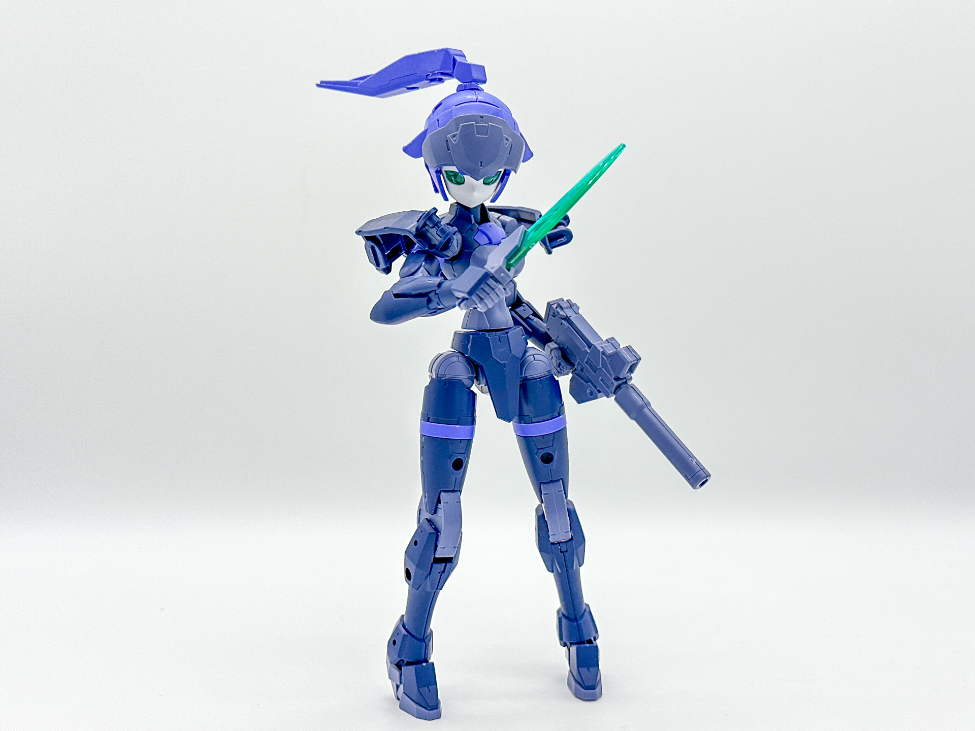 付属のアーマーパーツを装備させてみました。肩アーマーが追加されることでロボット感が強くなります。